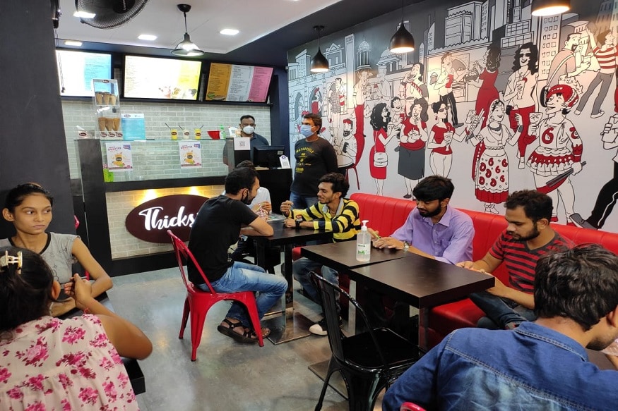સંજય જોશી, અમદાવાદ : અમદાવાદીઓ આફતને અવસરમાં બદલવા માટે હંમેશા જાણીતા છે. હાલ કોરોનાની મહામારી વચ્ચે અનેક ખાણી પીણીનાં ધંધા પડી ભાંગ્યા છે. ત્યારે અમદાવાદ મણીનગરના બે મિત્રોએ કોરોનાની મહામારી વચ્ચે લોકોની ઇમ્યુનિટી વધે તે વધુને વધુ બુસ્ટ થાય અને લોકો શેકની મજા પણ માણી શકે તેવી એક અનોખી આયુર્વેદિક immunity booster પ્રોડક્ટ બનાવી છે તો લોકો પણ તેમને ત્યાં immunity booster થીક શેકની મજા માણવા ક્રેજી બન્યા છે. સંજય જોશી, અમદાવાદ : અમદાવાદીઓ આફતને અવસરમાં બદલવા માટે હંમેશા જાણીતા છે. હાલ કોરોનાની મહામારી વચ્ચે અનેક ખાણી પીણીનાં ધંધા પડી ભાંગ્યા છે. ત્યારે અમદાવાદ મણીનગરના બે મિત્રોએ કોરોનાની મહામારી વચ્ચે લોકોની ઇમ્યુનિટી વધે તે વધુને વધુ બુસ્ટ થાય અને લોકો શેકની મજા પણ માણી શકે તેવી એક અનોખી આયુર્વેદિક immunity booster પ્રોડક્ટ બનાવી છે તો લોકો પણ તેમને ત્યાં immunity booster થીક શેકની મજા માણવા ક્રેજી બન્યા છે.