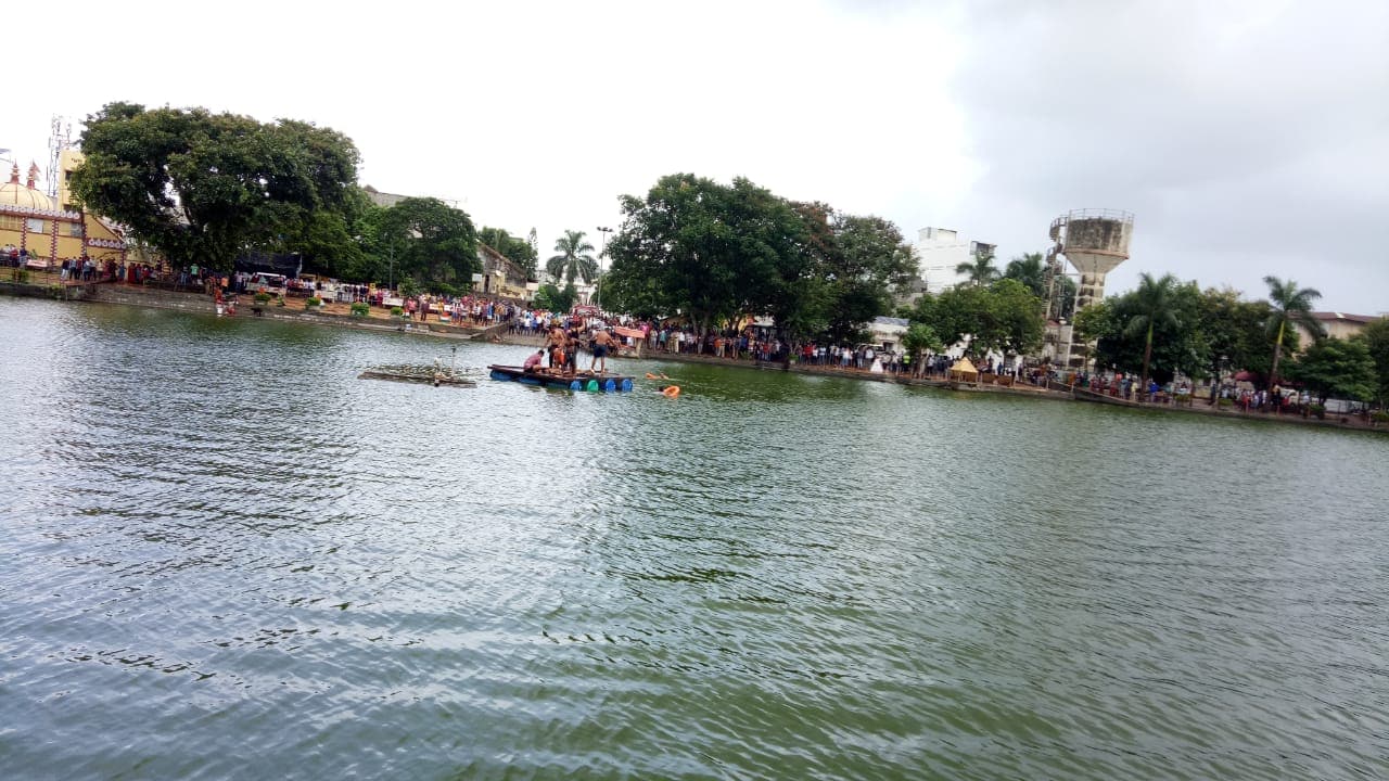 જોકે લોકો પોહચે તે પહેલા યુવાનો પાણીમાં ગરકાઉ થઈ જતા સ્થાનિક લોકોએ આ ઘટનાની જાણકારી તાત્કાલિક ફાયર વિભાગને આપી હતી. જેને લઇને ફાયર વિભાગના જવાનો ફાયર ફાઈટર સાથે બનાવવાળી જગ્યા પર પોહચીને તળાવમાંથી બંનેવ યુવાનો શોધી બહાર કાઢ્યા હતા. જોકે બનેવ યુવાન પાણીમાં ડૂબી જતાં મોતને ભેટ્યા છે. જોકે લોકો પોહચે તે પહેલા યુવાનો પાણીમાં ગરકાઉ થઈ જતા સ્થાનિક લોકોએ આ ઘટનાની જાણકારી તાત્કાલિક ફાયર વિભાગને આપી હતી. જેને લઇને ફાયર વિભાગના જવાનો ફાયર ફાઈટર સાથે બનાવવાળી જગ્યા પર પોહચીને તળાવમાંથી બંનેવ યુવાનો શોધી બહાર કાઢ્યા હતા. જોકે બનેવ યુવાન પાણીમાં ડૂબી જતાં મોતને ભેટ્યા છે.