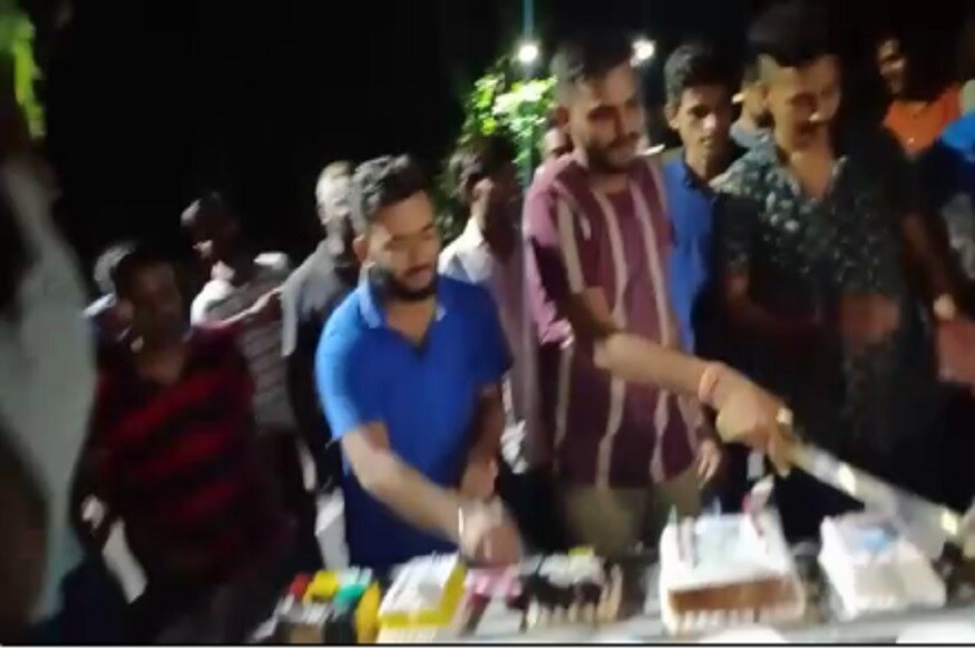 અમદાવાદ: શહેરમાં એક બાદ એક રોડ પર ભેગા થઈને તલવારથી કેક કટિંગના (Cutting the cake with a sword) બનાવો બની રહ્યા છે. લોકડાઉનમાં (lockdown curfew) કર્ફ્યૂના સમયે જ 20થી વધુ લોકોએ ભેગા મળીને બાપુનગર વિસ્તારમાં તલવારથી કેક કટિંગ કરતા વીડિયો વાયરલ (video viral) થયો હતો. જેને લઈને બાપુનગર પોલીસ હરકતમાં આવી હતી અને બે લોકોની ધરપકડ કરી હતી. (હર્મેશ સુખડિયા, અમદાવાદ) અમદાવાદ: શહેરમાં એક બાદ એક રોડ પર ભેગા થઈને તલવારથી કેક કટિંગના (Cutting the cake with a sword) બનાવો બની રહ્યા છે. લોકડાઉનમાં (lockdown curfew) કર્ફ્યૂના સમયે જ 20થી વધુ લોકોએ ભેગા મળીને બાપુનગર વિસ્તારમાં તલવારથી કેક કટિંગ કરતા વીડિયો વાયરલ (video viral) થયો હતો. જેને લઈને બાપુનગર પોલીસ હરકતમાં આવી હતી અને બે લોકોની ધરપકડ કરી હતી. (હર્મેશ સુખડિયા, અમદાવાદ)