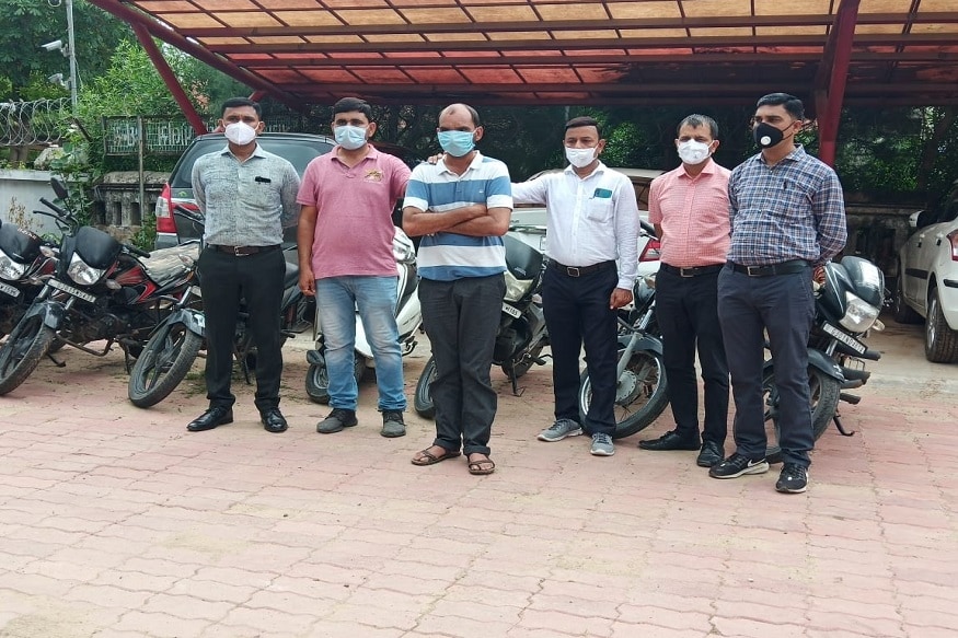 છેલ્લા એક વર્ષમાં અમદાવાદના અલગ અલગ વિસ્તાર માંથી બાઈક ચોરી થયાની ફરિયાદ મળી રહી હતી. ત્યારે અમદાવાદ ક્રાઇમ બ્રાંચે ઘટના સ્થળ નજીકના સીસીટીવી કબ્જે કરી તપાસ હાથ ધરી હતી. જેમાં અમદાવાદ ક્રાઇમ બ્રાંચની ટીમે તુષાર પટેલ નામના આરોપીની ધરપકડ કરી હતી. અમદાવાદ ક્રાઇમ બ્રાંચે બાઈક ચોર તુષાર પટેલની ગોતા માંથી જ એક ચોરીના એક્ટિવા સાથે ઝડપી પડ્યો હતો. ધરપકડ બાદ આરોપી તુષાર પટેલની કાયદેસર પૂછપરછ કરી તો એક બાદ એક 22 બાઈક ચોરીની કબૂલાત કરી નાખી હતી અને ચોરીની 12 બાઈક અમદાવાદ ક્રાઇમ બ્રાંચએ કબ્જે કરી છે. છેલ્લા એક વર્ષમાં અમદાવાદના અલગ અલગ વિસ્તાર માંથી બાઈક ચોરી થયાની ફરિયાદ મળી રહી હતી. ત્યારે અમદાવાદ ક્રાઇમ બ્રાંચે ઘટના સ્થળ નજીકના સીસીટીવી કબ્જે કરી તપાસ હાથ ધરી હતી. જેમાં અમદાવાદ ક્રાઇમ બ્રાંચની ટીમે તુષાર પટેલ નામના આરોપીની ધરપકડ કરી હતી. અમદાવાદ ક્રાઇમ બ્રાંચે બાઈક ચોર તુષાર પટેલની ગોતા માંથી જ એક ચોરીના એક્ટિવા સાથે ઝડપી પડ્યો હતો. ધરપકડ બાદ આરોપી તુષાર પટેલની કાયદેસર પૂછપરછ કરી તો એક બાદ એક 22 બાઈક ચોરીની કબૂલાત કરી નાખી હતી અને ચોરીની 12 બાઈક અમદાવાદ ક્રાઇમ બ્રાંચએ કબ્જે કરી છે.