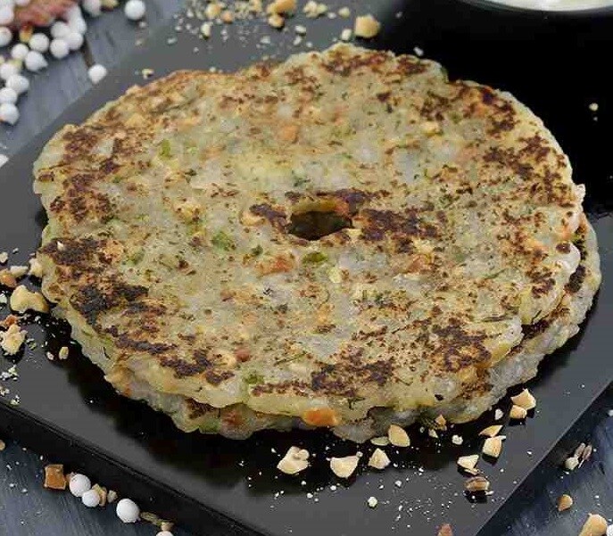 સાબુદાણા અને બાફેલા બટેકાને મિક્ષ કરી લેવા. ત્યાર બાદ તેમા શિંગદાણાનો ભૂકો, રાજગરાનો લોટ, મરી પાવડર, જીરૂ પાવડર, લાલ મરચું પાવડર, આદુ મરચાની પેસ્ટ, કોથમીર અને જરૂર મુજબ મીઠું ઉમેરી હાથથી લોટ બાંધવો. પાટલા પર પોલીથીન કે ફોઇલ પર હાથથી ગોલ શેપ બનાવવો અને મધ્યમાં એક કાણું કરવું. તમારે કાંણુ કરવું હોય તો કરી શકો ન કરવું હોય તો ન કરો. સાબુદાણા અને બાફેલા બટેકાને મિક્ષ કરી લેવા. ત્યાર બાદ તેમા શિંગદાણાનો ભૂકો, રાજગરાનો લોટ, મરી પાવડર, જીરૂ પાવડર, લાલ મરચું પાવડર, આદુ મરચાની પેસ્ટ, કોથમીર અને જરૂર મુજબ મીઠું ઉમેરી હાથથી લોટ બાંધવો. પાટલા પર પોલીથીન કે ફોઇલ પર હાથથી ગોલ શેપ બનાવવો અને મધ્યમાં એક કાણું કરવું. તમારે કાંણુ કરવું હોય તો કરી શકો ન કરવું હોય તો ન કરો.