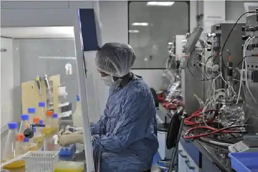 નવી દિલ્હી : બાયોકોન બાયોલોજિક્સ (Biocon Biologics)ને કોવિડ-19ના દર્દીઓ માટે ડ્રગ કંટ્રોલર જનરલ ઓફ ઇન્ડિયા (DCGI) તરફથી મોનોક્લોનલ એન્ટીબોડી Itoliuzumab નો ઇમરજન્સીમાં ઉપયોગ કરવાની મંજૂરી મળી ગઈ છે. બાયોકોન બાયોલોજિક્સને આ મંજૂરી ઇમરજન્સી યૂથ ઓથોરાઇઝેશન અંતર્ગત મળી છે. Itoliuzumab થી કોવિડ-19 દર્દીઓમાં સાઇટોકિન સ્ટોર્મ્સ (Cytokine Storms)ની સારવાર કરવામાં મદદ મળી શકશે. માનવામાં આવે છે કે Cytokine Storms જ ગંભીર રૂપથી સંક્રમિત દર્દીઓના મોતનું પ્રમુખ કારણ છે. નવી દિલ્હી : બાયોકોન બાયોલોજિક્સ (Biocon Biologics)ને કોવિડ-19ના દર્દીઓ માટે ડ્રગ કંટ્રોલર જનરલ ઓફ ઇન્ડિયા (DCGI) તરફથી મોનોક્લોનલ એન્ટીબોડી Itoliuzumab નો ઇમરજન્સીમાં ઉપયોગ કરવાની મંજૂરી મળી ગઈ છે. બાયોકોન બાયોલોજિક્સને આ મંજૂરી ઇમરજન્સી યૂથ ઓથોરાઇઝેશન અંતર્ગત મળી છે. Itoliuzumab થી કોવિડ-19 દર્દીઓમાં સાઇટોકિન સ્ટોર્મ્સ (Cytokine Storms)ની સારવાર કરવામાં મદદ મળી શકશે. માનવામાં આવે છે કે Cytokine Storms જ ગંભીર રૂપથી સંક્રમિત દર્દીઓના મોતનું પ્રમુખ કારણ છે.