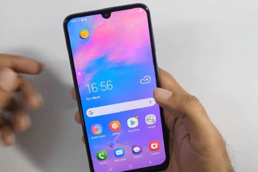 Samsung Galaxy M30 સેમસંગ ગેલેક્સી એમ 30નું બેસ્ટ વેરિયંટ 9,649 રૂપિયામાં મળી રહ્યું છે. ગેલેક્સી M30 ખાસ વાત એ છે કે તેવામાં 6.38 ઇંચની ફૂલ એચડી સુપર Amoled ડિસ્પ્લે છે. આ ડિઝાઇન ઇન્ફિનિટી યૂ વાળી છે. જે ફોન વાટરડ્રોપ નૉચ સાથે રજૂ કરવામાં આવી છે. આ સિવાય ઓક્ટા કોર એક્સીનોસ 7904 પ્રોસેસર છે. ફોનની બેક પેનલ પર ટ્રિપલ રેર કેમેરા સેટઅપ છે. તેનો પહેલો કેમેરા 13 મેગાપિક્સલ અને બીજો 5 અને ત્રીજો 5 મેગાપિક્સલ છે. વળી સેલ્ફી લેવા માટે 6 મેગાપિક્સલ ફ્રંટ કેમેરા છે. ફોનમાં પાવર માટે 5 હજાર એચએએચ બેટરી છે. Samsung Galaxy M30 સેમસંગ ગેલેક્સી એમ 30નું બેસ્ટ વેરિયંટ 9,649 રૂપિયામાં મળી રહ્યું છે. ગેલેક્સી M30 ખાસ વાત એ છે કે તેવામાં 6.38 ઇંચની ફૂલ એચડી સુપર Amoled ડિસ્પ્લે છે. આ ડિઝાઇન ઇન્ફિનિટી યૂ વાળી છે. જે ફોન વાટરડ્રોપ નૉચ સાથે રજૂ કરવામાં આવી છે. આ સિવાય ઓક્ટા કોર એક્સીનોસ 7904 પ્રોસેસર છે. ફોનની બેક પેનલ પર ટ્રિપલ રેર કેમેરા સેટઅપ છે. તેનો પહેલો કેમેરા 13 મેગાપિક્સલ અને બીજો 5 અને ત્રીજો 5 મેગાપિક્સલ છે. વળી સેલ્ફી લેવા માટે 6 મેગાપિક્સલ ફ્રંટ કેમેરા છે. ફોનમાં પાવર માટે 5 હજાર એચએએચ બેટરી છે.