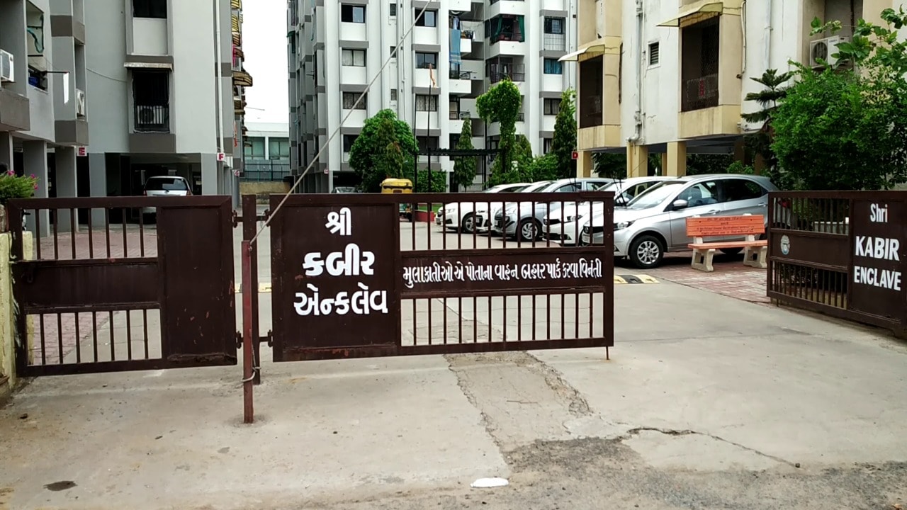ઘરે ઘરે જઈને થઈ રહ્યા છે ટેસ્ટ, નાગરિકોને લાભ લેવા અનુરોધ : જીગીશાબેન શાહ બોપલ - ઘુમા નગરપાલિકાના પૂર્વ પ્રમુખ જીગીશાબેન પટેલે જણાવ્યું હતું કે કોર્પોરેશન દ્વારા રેન્ડમ ટેસ્ટ શરૂ કરવામાં આવ્યા છે. સામાન્ય લક્ષણ હોય તો પણ ટેસ્ટ કરાવતા લોકો ડરે છે અને ટેસ્ટ કરાવતા નથી જેથી કોર્પોરેશન દ્વારા દરેક સોસાયટી- ફ્લેટમાં જઇ ટેસ્ટિંગ શરૂ કરવામાં આવ્યું છે. બોપલમાં કોઈ પણ વ્યક્તિને લાભ લેવો હોય તો મારો પણ સંપર્ક કરશે તો આ ટેસ્ટ માટે હું તેઓને સહયોગ આપીશ..અમે દરેક સોસાયટી- ફ્લેટના ચેરમેનને જાણ કરી રહ્યા છીએ કે તેમની સોસાયટીમાં જો કોરોનાનાં કોઈને લક્ષણ હોય તો તેમના નામ, નંબર અને ઉંમરની તેમને જાણ કરે. કોર્પોરેશનની ટીમ આવી અને ફ્રીમાં ટેસ્ટ કરશે. ઘરે ઘરે જઈને થઈ રહ્યા છે ટેસ્ટ, નાગરિકોને લાભ લેવા અનુરોધ : જીગીશાબેન શાહ બોપલ - ઘુમા નગરપાલિકાના પૂર્વ પ્રમુખ જીગીશાબેન પટેલે જણાવ્યું હતું કે કોર્પોરેશન દ્વારા રેન્ડમ ટેસ્ટ શરૂ કરવામાં આવ્યા છે. સામાન્ય લક્ષણ હોય તો પણ ટેસ્ટ કરાવતા લોકો ડરે છે અને ટેસ્ટ કરાવતા નથી જેથી કોર્પોરેશન દ્વારા દરેક સોસાયટી- ફ્લેટમાં જઇ ટેસ્ટિંગ શરૂ કરવામાં આવ્યું છે. બોપલમાં કોઈ પણ વ્યક્તિને લાભ લેવો હોય તો મારો પણ સંપર્ક કરશે તો આ ટેસ્ટ માટે હું તેઓને સહયોગ આપીશ..અમે દરેક સોસાયટી- ફ્લેટના ચેરમેનને જાણ કરી રહ્યા છીએ કે તેમની સોસાયટીમાં જો કોરોનાનાં કોઈને લક્ષણ હોય તો તેમના નામ, નંબર અને ઉંમરની તેમને જાણ કરે. કોર્પોરેશનની ટીમ આવી અને ફ્રીમાં ટેસ્ટ કરશે.
