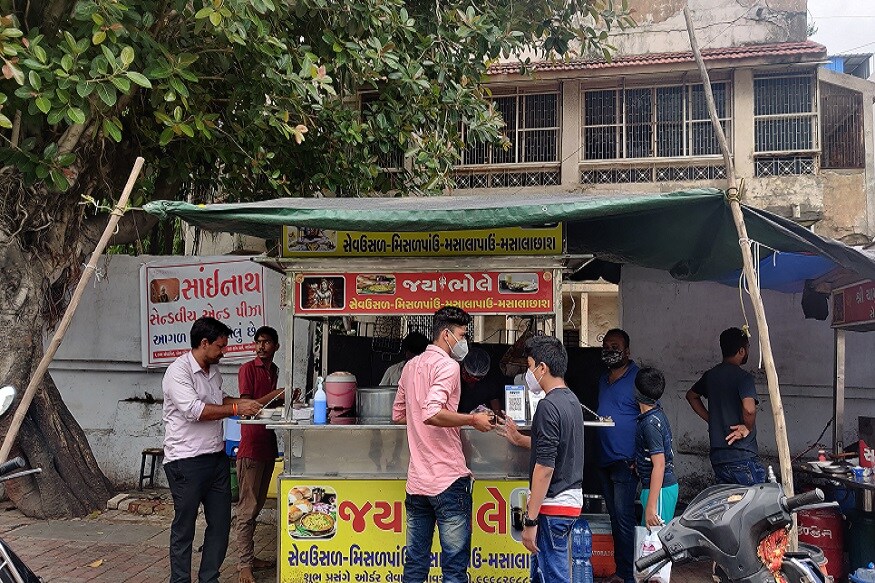 દીપિકા ખુમાણ, અમદાવાદ : અમદાવાદીઓ માટે એવું કહેવાય છે કે અમદાવાદીઓ સ્વાદના શોખીન છે. બહારના નાસ્તાનો સ્વાદનો ચટાકો અમદાવાદીઓને એટલો પ્રિય છે કે કોરોના વાયરસ મહામારી વચ્ચે પણ તેઓ પેટ ભરીને નાસ્તો કરે છે અને પણ સોશિયલ ડિસ્ટન્સિંગ વગર. રાજ્ય સરકાર દ્વારા અનલૉક-2ની છૂટછાટ મળ્યા બાદ નાસ્તા હાઉસ ખુલ્યા છે. કેટલાક રેસ્ટોરન્ટ અને હોટલ દ્વારા આજે પાર્સલ અને ટેક અવે સુવિધા રાખવામાં આવી છે. તો કેટલાક પોતાના નાસ્તા સેન્ટર ઉપર જ ભીડ ભેગી કરી રહ્યા છે. તો કેટલાક વિસ્તારમાં લારીઓ ઊભી રહે છે ત્યારે આ તમામ પરિસ્થિતિ પરથી પડદો ઉંચકવા અમારી ટીમઅલગ અલગ લારી અને નાસ્તા સેન્ટર પર પહોંચી હતી. જેમાં કેટલાક કેમેરો જોઈને ભાગ્યા હતા તો કેટલાકે વીડિયો લેતા પોઝ આપવાની વાત કરી હતી. દીપિકા ખુમાણ, અમદાવાદ : અમદાવાદીઓ માટે એવું કહેવાય છે કે અમદાવાદીઓ સ્વાદના શોખીન છે. બહારના નાસ્તાનો સ્વાદનો ચટાકો અમદાવાદીઓને એટલો પ્રિય છે કે કોરોના વાયરસ મહામારી વચ્ચે પણ તેઓ પેટ ભરીને નાસ્તો કરે છે અને પણ સોશિયલ ડિસ્ટન્સિંગ વગર. રાજ્ય સરકાર દ્વારા અનલૉક-2ની છૂટછાટ મળ્યા બાદ નાસ્તા હાઉસ ખુલ્યા છે. કેટલાક રેસ્ટોરન્ટ અને હોટલ દ્વારા આજે પાર્સલ અને ટેક અવે સુવિધા રાખવામાં આવી છે. તો કેટલાક પોતાના નાસ્તા સેન્ટર ઉપર જ ભીડ ભેગી કરી રહ્યા છે. તો કેટલાક વિસ્તારમાં લારીઓ ઊભી રહે છે ત્યારે આ તમામ પરિસ્થિતિ પરથી પડદો ઉંચકવા અમારી ટીમઅલગ અલગ લારી અને નાસ્તા સેન્ટર પર પહોંચી હતી. જેમાં કેટલાક કેમેરો જોઈને ભાગ્યા હતા તો કેટલાકે વીડિયો લેતા પોઝ આપવાની વાત કરી હતી.