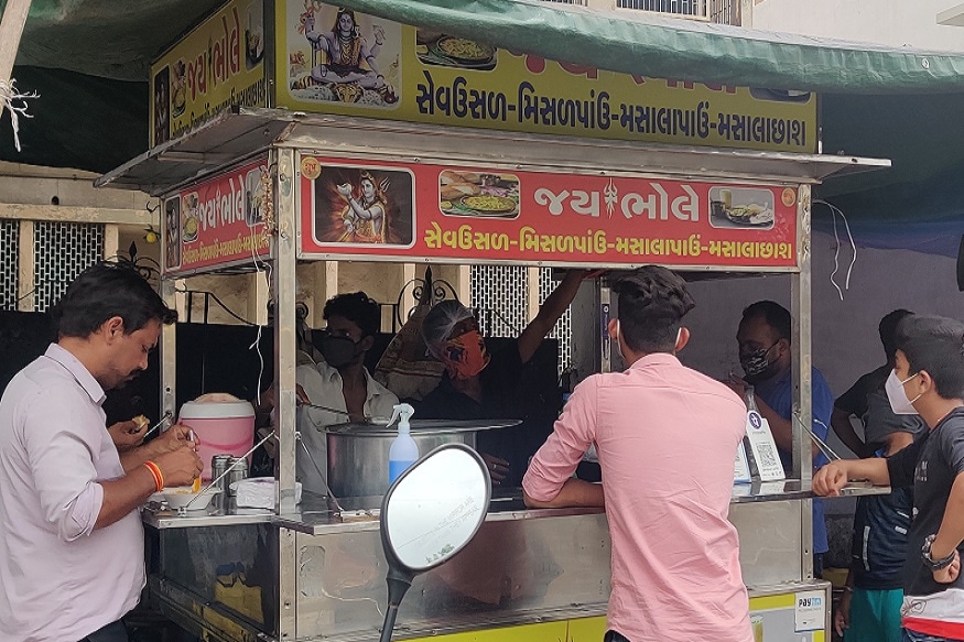 ચાની કીટલી બાદ અમે મણિનગરમાં જ આવેલી સેવ ઉસળની લારી પાસે ગયા હતા. અહીં પણ અમને મોટી સંખ્યામાં લોકો ખાતા જોવા મળ્યાં કેટલાક લોકો એવા પણ હતા કે જે ઘરે પાર્સલ લઇ જવા આવ્યા હતા પરંતુ તેમણે પણ સોશિયલ ડિસ્ટન્સ જાળવ્યું ન હતું અને માસ્ક પણ પહેર્યુ ન હતું. ચાની કીટલી બાદ અમે મણિનગરમાં જ આવેલી સેવ ઉસળની લારી પાસે ગયા હતા. અહીં પણ અમને મોટી સંખ્યામાં લોકો ખાતા જોવા મળ્યાં કેટલાક લોકો એવા પણ હતા કે જે ઘરે પાર્સલ લઇ જવા આવ્યા હતા પરંતુ તેમણે પણ સોશિયલ ડિસ્ટન્સ જાળવ્યું ન હતું અને માસ્ક પણ પહેર્યુ ન હતું.
