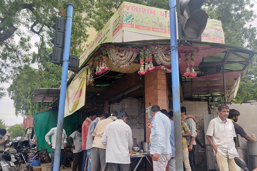 સવારનો સમય હોય, લંચ બ્રેક હોય કે પછી સાંજે ઘરે જવાનો સમય. ઓફિસ ચાલુ થતાની સાથે અમદાવાદ શહેરમાં ચાની કીટલી ધમધમી ઊઠી છે પરંતુ આ ચા ની કેટલી પર સોશિયલ ડિસ્ટન્સનો સદંતર અભાવ જોવા મળે છે. ન્યૂઝ 18ના કેમેરામાં જે દ્રશ્યો કેદ થયા તે અમદાવાદના મણિનગર વિસ્તારના છે. મણિનગર વિસ્તારમાં કાકરીયા લેક પુષ્પકુંજ ગેટથી થોડે દૂર ચા ની કિટલી આવેલી છે પરંતુ અહીં લોકો ચા પીવા નહીં કોરોનાની પંચાત કરવા આવ્યા હોય તેવું લાગ્યું હતું. ન્યૂઝ18ની ટીમ જ્યારે અહીં પહોંચી ત્યારે કેટલાકના હાથમાં ચાના કપ હતા તો કેટલાક પોતાનો બાઈક સ્ટેન્ડ કરીને પંચાત કરવા આવ્યા હતા. ચાની કિટલી પર સોશિયલ ડિસ્ટન્સનો અભાવ જોવા મળતો હતો. જોકે કેમેરામાં દ્રશ્યો કેદ થતા આ તમામને કંઈ ખોટું કરતા હોવાનો આભાસ ચોક્કસથી થયો જેને કારણે તમામ મોઢું છુપાવવા લાગ્યા હતા. સવારનો સમય હોય, લંચ બ્રેક હોય કે પછી સાંજે ઘરે જવાનો સમય. ઓફિસ ચાલુ થતાની સાથે અમદાવાદ શહેરમાં ચાની કીટલી ધમધમી ઊઠી છે પરંતુ આ ચા ની કેટલી પર સોશિયલ ડિસ્ટન્સનો સદંતર અભાવ જોવા મળે છે. ન્યૂઝ 18ના કેમેરામાં જે દ્રશ્યો કેદ થયા તે અમદાવાદના મણિનગર વિસ્તારના છે. મણિનગર વિસ્તારમાં કાકરીયા લેક પુષ્પકુંજ ગેટથી થોડે દૂર ચા ની કિટલી આવેલી છે પરંતુ અહીં લોકો ચા પીવા નહીં કોરોનાની પંચાત કરવા આવ્યા હોય તેવું લાગ્યું હતું. ન્યૂઝ18ની ટીમ જ્યારે અહીં પહોંચી ત્યારે કેટલાકના હાથમાં ચાના કપ હતા તો કેટલાક પોતાનો બાઈક સ્ટેન્ડ કરીને પંચાત કરવા આવ્યા હતા. ચાની કિટલી પર સોશિયલ ડિસ્ટન્સનો અભાવ જોવા મળતો હતો. જોકે કેમેરામાં દ્રશ્યો કેદ થતા આ તમામને કંઈ ખોટું કરતા હોવાનો આભાસ ચોક્કસથી થયો જેને કારણે તમામ મોઢું છુપાવવા લાગ્યા હતા.