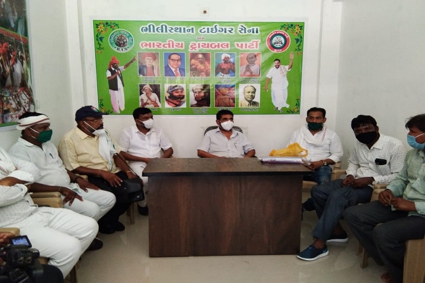 દીપક પટેલ, નર્મદા : રાજસ્થાનમાં ચાલી રહેલા રાજનીતિક ઘમાસાન (Rajasthan Political Crisis)વચ્ચે ભારતીય ટ્રાયબલ પાર્ટી (BTP)ના રાષ્ટ્રીય અધ્યક્ષ મહેશ વસાવાએ કોઈને પણ સમર્થન ન કરવાની જાહેરાત કરીને ફરી રાજકારણમાં ગરમાવો લાવી દીધો છે. BTPના રાષ્ટ્રીય અધ્યક્ષ મહેશ વસાવાએ કહ્યું હતું કે રાજસ્થાનમાં અમારા BTPના બંને ધારાસભ્યો કોઈ પક્ષને સપોર્ટ નહીં કરે. કોંગ્રેસના અશોક ગહલોત (Ashok Gehlot)હોય કે સચિન પાયલટ (Sachin Pilot) તેમને પણ સપોર્ટ નહીં કરીએ દીપક પટેલ, નર્મદા : રાજસ્થાનમાં ચાલી રહેલા રાજનીતિક ઘમાસાન (Rajasthan Political Crisis)વચ્ચે ભારતીય ટ્રાયબલ પાર્ટી (BTP)ના રાષ્ટ્રીય અધ્યક્ષ મહેશ વસાવાએ કોઈને પણ સમર્થન ન કરવાની જાહેરાત કરીને ફરી રાજકારણમાં ગરમાવો લાવી દીધો છે. BTPના રાષ્ટ્રીય અધ્યક્ષ મહેશ વસાવાએ કહ્યું હતું કે રાજસ્થાનમાં અમારા BTPના બંને ધારાસભ્યો કોઈ પક્ષને સપોર્ટ નહીં કરે. કોંગ્રેસના અશોક ગહલોત (Ashok Gehlot)હોય કે સચિન પાયલટ (Sachin Pilot) તેમને પણ સપોર્ટ નહીં કરીએ