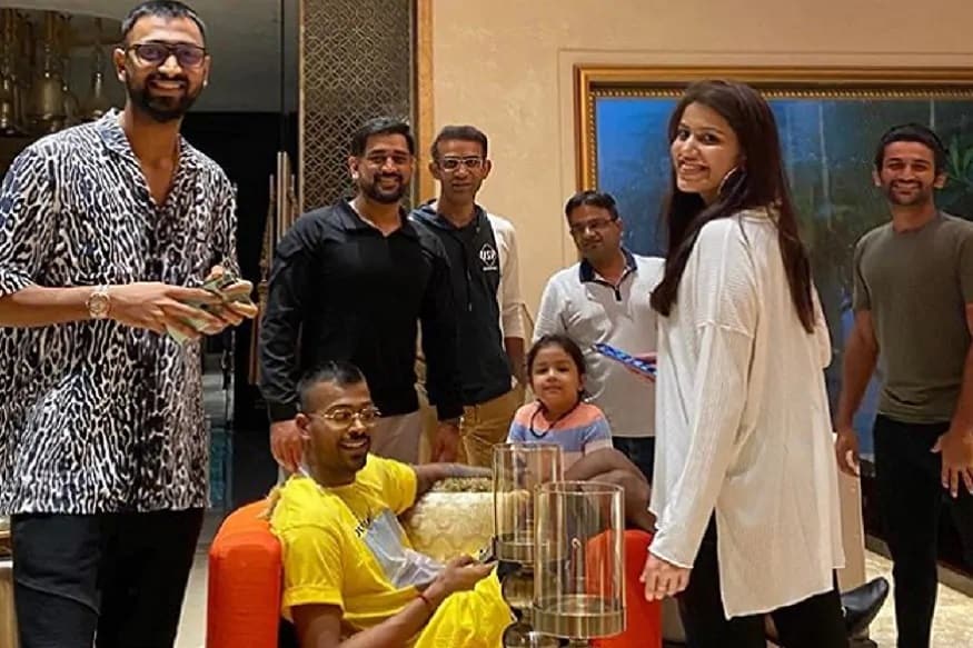નવી દિલ્હી : હંમેશા સોશિયલ મીડિયાથી દૂર રહેતા ભારતીય વિકેટકીપર અને બેટ્સમેન એમ.એસ. ધોનીએ ગત આખું વર્ષ ક્રિકેટથી દૂર રહ્યા. જો કે આ વર્ષ આઇપીએલના મેદાનમાં તે પાછા ફરવાના હતા પણ કોરોનાના કારણે તેમને ટ્રેનિંગ વચ્ચેથી જ છોડીને ઘરે પરત ફરવું પડ્યું. અને હાલ તે પરિવાર સાથે રાંચીના ફાર્મ હાઉસ પર સમય વ્યતિત કરી રહ્યા છે. નવી દિલ્હી : હંમેશા સોશિયલ મીડિયાથી દૂર રહેતા ભારતીય વિકેટકીપર અને બેટ્સમેન એમ.એસ. ધોનીએ ગત આખું વર્ષ ક્રિકેટથી દૂર રહ્યા. જો કે આ વર્ષ આઇપીએલના મેદાનમાં તે પાછા ફરવાના હતા પણ કોરોનાના કારણે તેમને ટ્રેનિંગ વચ્ચેથી જ છોડીને ઘરે પરત ફરવું પડ્યું. અને હાલ તે પરિવાર સાથે રાંચીના ફાર્મ હાઉસ પર સમય વ્યતિત કરી રહ્યા છે.
