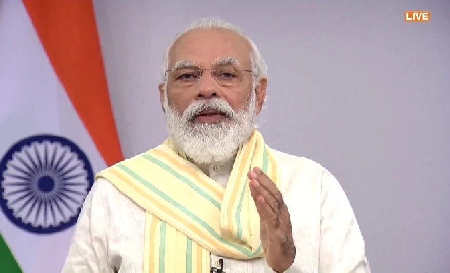 કેટલા લોકોને આનાથી ફાયદો થશે? સરકાર માને છે કે આ સ્ક્રીમથી 50 લાખ સ્ટ્રીટ વેન્ડરોને ફાયદો મળશે. જાણકાર માને છે કે આ સ્કીમથી દુકાનદારને એક રીતની મદદ મળશે જે લોકડાઉન દરમિયાન આર્થિક મુશ્કેલી વેઠી રહ્યા છે. સામાન્ય રીતે આટલી નાની રકમ માટે પણ ગરીબો ખોટા દેવાદારોના હાથમાં પડી જતા હોય છે. જે નાની રકમના નામે મોટું વ્યાજ લે છે. ત્યારે નાની લોનમાં લોકોને મુશ્કેલીઓ સરળ કરવા માટે આ પ્રયાસ સરકાર દ્વારા શરૂ કરવામાં આવ્યો છે. કેટલા લોકોને આનાથી ફાયદો થશે? સરકાર માને છે કે આ સ્ક્રીમથી 50 લાખ સ્ટ્રીટ વેન્ડરોને ફાયદો મળશે. જાણકાર માને છે કે આ સ્કીમથી દુકાનદારને એક રીતની મદદ મળશે જે લોકડાઉન દરમિયાન આર્થિક મુશ્કેલી વેઠી રહ્યા છે. સામાન્ય રીતે આટલી નાની રકમ માટે પણ ગરીબો ખોટા દેવાદારોના હાથમાં પડી જતા હોય છે. જે નાની રકમના નામે મોટું વ્યાજ લે છે. ત્યારે નાની લોનમાં લોકોને મુશ્કેલીઓ સરળ કરવા માટે આ પ્રયાસ સરકાર દ્વારા શરૂ કરવામાં આવ્યો છે.