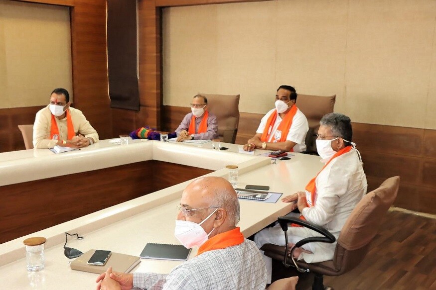 મયૂર માકડિયા, ગાંધીનગર : નવનિયુક્ત પ્રદેશ ભાજપ અધ્યક્ષ સી.આર.પાટીલની (C R Patil) અધ્યક્ષતામાં કમલમમાં પ્રથમ ભાજપ કોર ગ્રુપની બેઠક મળી છે. કોર ગ્રુપની આ બેઠકમાં આગામી સમયે આવનાર વિધાનસભાની પેટા ચૂંટણીઓ અને સંગઠન સંરચના અંગે રોડ મેપ તૈયાર કરવામાં આવશે. મયૂર માકડિયા, ગાંધીનગર : નવનિયુક્ત પ્રદેશ ભાજપ અધ્યક્ષ સી.આર.પાટીલની (C R Patil) અધ્યક્ષતામાં કમલમમાં પ્રથમ ભાજપ કોર ગ્રુપની બેઠક મળી છે. કોર ગ્રુપની આ બેઠકમાં આગામી સમયે આવનાર વિધાનસભાની પેટા ચૂંટણીઓ અને સંગઠન સંરચના અંગે રોડ મેપ તૈયાર કરવામાં આવશે.