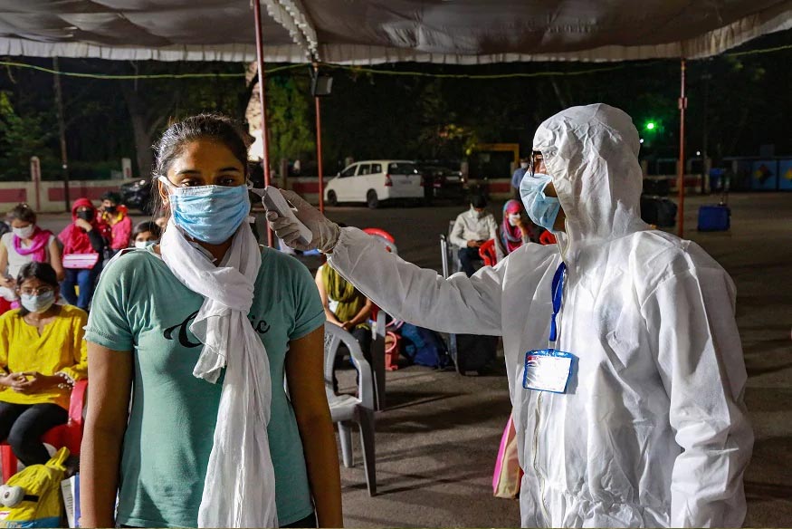 નવી દિલ્હીઃ ભારત દેશ કોરોના વાયરસ (Coronavirus)ના સંક્રમણનો સામનો કરી રહ્યો છે. હાલ દેશમાં સરેરાશ 48 હજારથી વધુ રોજના કોરોના પોઝિટિવ કેસો સામે આવી રહ્યા છે. મંગળવારે તેમાં આંશિક રાહત જોવા મળી છે. આજે જાહેર થયેલા આંકડાઓ મુજબ, 24 કલાકમાં 47,704 નવા કેસ નોંધાયા છે. ઉલ્લેખનીય છે કે, સોમવારે રેકોર્ડબ્રેક 49,931 નવા કેસો નોંધાયા હતા. દેશમાં એક દિવસમાં કોવિડ-19ના કારણે 654 દર્દીઓનાં મોત થયા છે. ભારતમાં અત્યાર સુધીમાં કોરોનાના 14 લાખ 83 હજાર 157 કન્ફર્મ કેસ નોંધાયા છે. (પ્રતીકાત્મક તસવીર) નવી દિલ્હીઃ ભારત દેશ કોરોના વાયરસ (Coronavirus)ના સંક્રમણનો સામનો કરી રહ્યો છે. હાલ દેશમાં સરેરાશ 48 હજારથી વધુ રોજના કોરોના પોઝિટિવ કેસો સામે આવી રહ્યા છે. મંગળવારે તેમાં આંશિક રાહત જોવા મળી છે. આજે જાહેર થયેલા આંકડાઓ મુજબ, 24 કલાકમાં 47,704 નવા કેસ નોંધાયા છે. ઉલ્લેખનીય છે કે, સોમવારે રેકોર્ડબ્રેક 49,931 નવા કેસો નોંધાયા હતા. દેશમાં એક દિવસમાં કોવિડ-19ના કારણે 654 દર્દીઓનાં મોત થયા છે. ભારતમાં અત્યાર સુધીમાં કોરોનાના 14 લાખ 83 હજાર 157 કન્ફર્મ કેસ નોંધાયા છે. (પ્રતીકાત્મક તસવીર)