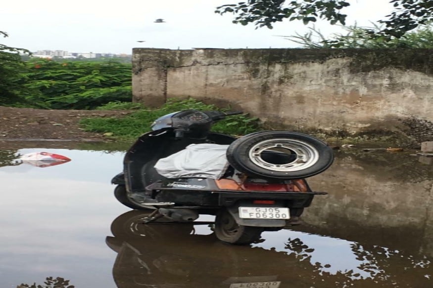 જોકે મોડી સાંજે તેમની ગાડી તાપી નદીના કિનારેથી મળી આવી હતી છેલ્લા કેટલાક દિવસથી ડાયમંડ ઉધોગ બંધ હોવાને લઈને આર્થિક સંકડામણ અનુભવતા હતા સાથે સાથે જે રીતે કોરોના ડાયમંડ ઉદ્યોગમાં પોતાનું સક્ર્મણ ફેલાવી રહ્યો હતો. અને તેમની તબિયત સારી નહિ રહેતા વિનોદભાઈ ચત્રભુજ ભાઈ ખખર પોતાના ને કોરોના થઈ ગયો છે તેવો વહેમ હતો. જોકે મોડી સાંજે તેમની ગાડી તાપી નદીના કિનારેથી મળી આવી હતી છેલ્લા કેટલાક દિવસથી ડાયમંડ ઉધોગ બંધ હોવાને લઈને આર્થિક સંકડામણ અનુભવતા હતા સાથે સાથે જે રીતે કોરોના ડાયમંડ ઉદ્યોગમાં પોતાનું સક્ર્મણ ફેલાવી રહ્યો હતો. અને તેમની તબિયત સારી નહિ રહેતા વિનોદભાઈ ચત્રભુજ ભાઈ ખખર પોતાના ને કોરોના થઈ ગયો છે તેવો વહેમ હતો.