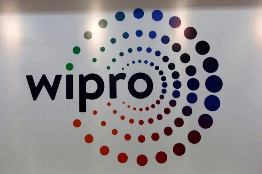દેશની મોટી કંપની વિપ્રોએ (Wipro) અમેરિકા, બ્રિટન અને ઓસ્ટ્રેલિયાથી 500થી વધુ કર્મચારીઓને વિશેષ વિમાન દ્વારા ભારત લાવ્યા. કંપનીના આ કર્મચારીઓની વીઝા અવધિ સમાપ્ત થઇ ગઇ છે કે પછી સમાપ્ત થવાની છે. મીડિયા રિપોર્ટ મુજબ મંગળવારે અમેરિાકના ન્યૂયોર્ક શહેરથી 100 કર્મચારીઓને લઇને એક વિશેષ વિમાન બેંગલુરુ આવ્યું હતું. એક છાપાને આપેલા ઇન્ટરવ્યૂમાં વિપ્રોના અધ્યક્ષ સૌરભ ગોવિલે કહ્યું અમે લંડન, જર્મનીથી પોતાના તમામ કર્મચારીઓને પાછા બોલવવા માટે પ્લેન મોકલી રહ્યા છીએ. તમને જણાવી દઇએ કે કોવિડ સંકડની વચ્ચે અમેરિકામાં વધી રહેલી બેરોજગારીના કારણે રાષ્ટ્રપતિ ડૉનાલ્ડ ટ્રંપે ભારતને મોટો ઝટકો આપી H-1 B વીઝા પર 31 ડિસેમ્બર 2020 સુધી રોક લગાવી છે. દેશની મોટી કંપની વિપ્રોએ (Wipro) અમેરિકા, બ્રિટન અને ઓસ્ટ્રેલિયાથી 500થી વધુ કર્મચારીઓને વિશેષ વિમાન દ્વારા ભારત લાવ્યા. કંપનીના આ કર્મચારીઓની વીઝા અવધિ સમાપ્ત થઇ ગઇ છે કે પછી સમાપ્ત થવાની છે. મીડિયા રિપોર્ટ મુજબ મંગળવારે અમેરિાકના ન્યૂયોર્ક શહેરથી 100 કર્મચારીઓને લઇને એક વિશેષ વિમાન બેંગલુરુ આવ્યું હતું. એક છાપાને આપેલા ઇન્ટરવ્યૂમાં વિપ્રોના અધ્યક્ષ સૌરભ ગોવિલે કહ્યું અમે લંડન, જર્મનીથી પોતાના તમામ કર્મચારીઓને પાછા બોલવવા માટે પ્લેન મોકલી રહ્યા છીએ. તમને જણાવી દઇએ કે કોવિડ સંકડની વચ્ચે અમેરિકામાં વધી રહેલી બેરોજગારીના કારણે રાષ્ટ્રપતિ ડૉનાલ્ડ ટ્રંપે ભારતને મોટો ઝટકો આપી H-1 B વીઝા પર 31 ડિસેમ્બર 2020 સુધી રોક લગાવી છે.