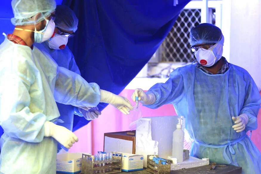 નવી દિલ્હી : ભારતમાં કોરોના વાયરસ (Coronavirus)નો ચેપ ખૂબ ઝડપથી વધી રહ્યો છે. આ ખતરનાક વાયરસથી ચેપગ્રસ્ત થયેલા લોકોની સંખ્યા શુક્રવારે રાત્રે 6.49 લાખ સુધી પહોંચી ગઈ હતી. કોરોનાને કારણે દેશમાં આશરે 18.70 હજાર લોકોનાં મોત થયા છે. મહારાષ્ટ્ર સહિત ત્રણ રાજ્યમાં કોરોના બેકાબૂ બની ગયો છે. આ ત્રણ રાજ્ય દુનિયાના એ દેશ સાથે ઊભા છે જ્યાં કોરોનાને કારણે સ્થિતિ ખૂબ ગંભીર છે. દુનિયાના 20 દેશમાં કોરોનાના એક લાખથી વધારે કેસ નોંધાયા છે. ભારતના ત્રણ રાજ્યની વાત કરવામાં આવે તો, મહારાષ્ટ્ર, તામિલનાડુ (Tamil Nadu) એક લાખથી વધારે કેસ છે. દિલ્હી (Delhi)માં પણ આગામી બે દિવસમાં કેસ એક લાખની પાર થઈ શકે છે. નવી દિલ્હી : ભારતમાં કોરોના વાયરસ (Coronavirus)નો ચેપ ખૂબ ઝડપથી વધી રહ્યો છે. આ ખતરનાક વાયરસથી ચેપગ્રસ્ત થયેલા લોકોની સંખ્યા શુક્રવારે રાત્રે 6.49 લાખ સુધી પહોંચી ગઈ હતી. કોરોનાને કારણે દેશમાં આશરે 18.70 હજાર લોકોનાં મોત થયા છે. મહારાષ્ટ્ર સહિત ત્રણ રાજ્યમાં કોરોના બેકાબૂ બની ગયો છે. આ ત્રણ રાજ્ય દુનિયાના એ દેશ સાથે ઊભા છે જ્યાં કોરોનાને કારણે સ્થિતિ ખૂબ ગંભીર છે. દુનિયાના 20 દેશમાં કોરોનાના એક લાખથી વધારે કેસ નોંધાયા છે. ભારતના ત્રણ રાજ્યની વાત કરવામાં આવે તો, મહારાષ્ટ્ર, તામિલનાડુ (Tamil Nadu) એક લાખથી વધારે કેસ છે. દિલ્હી (Delhi)માં પણ આગામી બે દિવસમાં કેસ એક લાખની પાર થઈ શકે છે.