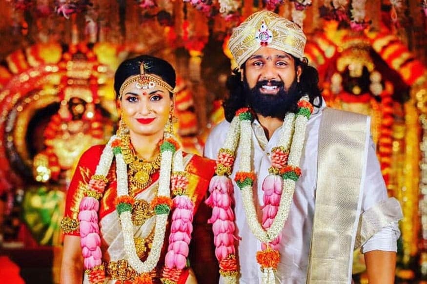 એન્ટરટેઇન્મેન્ટ ડેસ્ક: કોરોના વાયરસનાં (Coronaviurs)વધતા પ્રકોપથી દેશ આખો પરેશાન છે. ભારતમાં કોરોનાનાં કેસમાં દિવસેને દિવસે વધારો થઇ રહ્યો છે. હવે કન્નડ એક્ટકર ધ્રુવ સર્જા (Dhruva sarja)અને તેમની પત્ની પ્રેરણા શંકર (Prerana Shankar) પણ કોરોના પોઝિટિવ (Covid 19 Positive)આવ્યાં છે હાલમાં તેમનો ઇલાજ બેંગલુરુની એક હોસ્પિટલમાં ચાલુ છે. ધ્રુવ ચિરંજીવી સર્જાનો નાનો ભાઇ છે. ચિરંજીવીને કાર્ડિાયક અરેસ્ટ આવતા 7 જૂનનાં રોજ તેમનું નિધન થઇ ગયુ હતું. ધ્રુવ સર્જાએ ટ્વિટ કરીને માહિતી આપી હતી કે તે અને તેની પત્ની કોરનોના પોઝિટિવ છે. એન્ટરટેઇન્મેન્ટ ડેસ્ક: કોરોના વાયરસનાં (Coronaviurs)વધતા પ્રકોપથી દેશ આખો પરેશાન છે. ભારતમાં કોરોનાનાં કેસમાં દિવસેને દિવસે વધારો થઇ રહ્યો છે. હવે કન્નડ એક્ટકર ધ્રુવ સર્જા (Dhruva sarja)અને તેમની પત્ની પ્રેરણા શંકર (Prerana Shankar) પણ કોરોના પોઝિટિવ (Covid 19 Positive)આવ્યાં છે હાલમાં તેમનો ઇલાજ બેંગલુરુની એક હોસ્પિટલમાં ચાલુ છે. ધ્રુવ ચિરંજીવી સર્જાનો નાનો ભાઇ છે. ચિરંજીવીને કાર્ડિાયક અરેસ્ટ આવતા 7 જૂનનાં રોજ તેમનું નિધન થઇ ગયુ હતું. ધ્રુવ સર્જાએ ટ્વિટ કરીને માહિતી આપી હતી કે તે અને તેની પત્ની કોરનોના પોઝિટિવ છે.