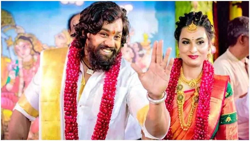 ધ્રુવની આ ટ્વિટ બાદ તેમનાં ફેન્સ તેમનાં ઝડપથી સ્વસ્થ થવાની દુઆ માંગી રહ્યાં છે. તેમણે વર્ષ 2019માં જ તેમની ગર્લફ્રેન્ડ પ્રેરણા શંકર સાથે લગ્ન કર્યા હતાં. ધ્રુવ સર્જા એક અનુભવી કન્નડ સ્ટાર અર્જુન સર્જાનાં ભત્રીજા છે અને કન્નડ એક્ટર ચિરંજીવી સર્જાનો નાનો ભાઇ છે. જેમનું નિધન કાર્ડિાયક અરેસ્ટને કારણે ગત મહિને થયુ તેઓ માત્ર 39 વર્ષનાં હતાં. ધ્રુવની આ ટ્વિટ બાદ તેમનાં ફેન્સ તેમનાં ઝડપથી સ્વસ્થ થવાની દુઆ માંગી રહ્યાં છે. તેમણે વર્ષ 2019માં જ તેમની ગર્લફ્રેન્ડ પ્રેરણા શંકર સાથે લગ્ન કર્યા હતાં. ધ્રુવ સર્જા એક અનુભવી કન્નડ સ્ટાર અર્જુન સર્જાનાં ભત્રીજા છે અને કન્નડ એક્ટર ચિરંજીવી સર્જાનો નાનો ભાઇ છે. જેમનું નિધન કાર્ડિાયક અરેસ્ટને કારણે ગત મહિને થયુ તેઓ માત્ર 39 વર્ષનાં હતાં.