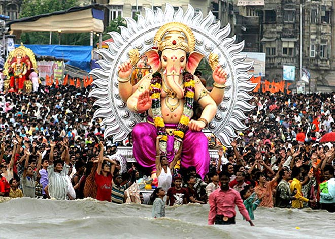 આખા વિશ્વમાં સૌથી મોટો ગણેશોત્સવ મુંબઈમાં થાય છે. જ્યારે બીજા ક્રમે સુરત શહેરમાં ગણેશોત્સવ ઉજવાય છે. સુરતમાં ગણેશોત્સવમાં લાખો લોકો ભાગ લે છે. ગલીએ ગલીએ સાર્વજનિક ગણેશોત્સવની સ્થાપના સાથે 10 દિવસ ભારે ઉત્સાહપૂર્વક ઉજવણી કરવામાં આવે છે. છેલ્લા દિવસે ગણેશ વિસર્જન યાત્રા કાઢવામાં આવે છે. તેમાં પણ સુરતમાં આશરે 20 લાખ લોકો રસ્તા પર આવે છે અને હકડેઠઠ મેદની જામે છે. સુરતમાં ગણેશોત્સવનો આ મહિમા જોતા તંત્ર પણ આ વખતે ભારે ચિંતિંત છે. આખા વિશ્વમાં સૌથી મોટો ગણેશોત્સવ મુંબઈમાં થાય છે. જ્યારે બીજા ક્રમે સુરત શહેરમાં ગણેશોત્સવ ઉજવાય છે. સુરતમાં ગણેશોત્સવમાં લાખો લોકો ભાગ લે છે. ગલીએ ગલીએ સાર્વજનિક ગણેશોત્સવની સ્થાપના સાથે 10 દિવસ ભારે ઉત્સાહપૂર્વક ઉજવણી કરવામાં આવે છે. છેલ્લા દિવસે ગણેશ વિસર્જન યાત્રા કાઢવામાં આવે છે. તેમાં પણ સુરતમાં આશરે 20 લાખ લોકો રસ્તા પર આવે છે અને હકડેઠઠ મેદની જામે છે. સુરતમાં ગણેશોત્સવનો આ મહિમા જોતા તંત્ર પણ આ વખતે ભારે ચિંતિંત છે.
