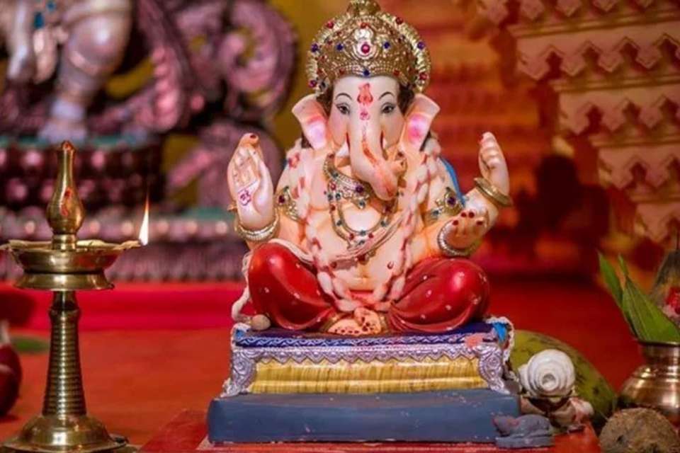 સુરત શહેર ગણેશ ઉત્સવ સમિતીએ આ અંગેની ગાઇડલાઇન પણ જાહેર કરી છે. જેમાં સાર્વજનિક ગણેશોત્સવને બદલે ઘરમાં જ ગણેશજીની સ્થાપના કરવા માટે અપીલ કરાઈ છે. સુરત શહેર આખાની લાગણી ગણેશોત્સવ સાથે જોડાયેલી છે ત્યારે આ વખતે ગણેશોત્સવ દરમ્યાન તંત્રની પણ મોટી કસોટી થશે. જો લોકો સોશિયલ ડિસ્ટન્સ નહીં જાળવે તો ગણેશોત્સવ કોરોનાના સંક્રમણ માટે મોટું પ્લેટફોર્મ બની રહે તેમ છે. સુરત શહેર ગણેશ ઉત્સવ સમિતીએ આ અંગેની ગાઇડલાઇન પણ જાહેર કરી છે. જેમાં સાર્વજનિક ગણેશોત્સવને બદલે ઘરમાં જ ગણેશજીની સ્થાપના કરવા માટે અપીલ કરાઈ છે. સુરત શહેર આખાની લાગણી ગણેશોત્સવ સાથે જોડાયેલી છે ત્યારે આ વખતે ગણેશોત્સવ દરમ્યાન તંત્રની પણ મોટી કસોટી થશે. જો લોકો સોશિયલ ડિસ્ટન્સ નહીં જાળવે તો ગણેશોત્સવ કોરોનાના સંક્રમણ માટે મોટું પ્લેટફોર્મ બની રહે તેમ છે.