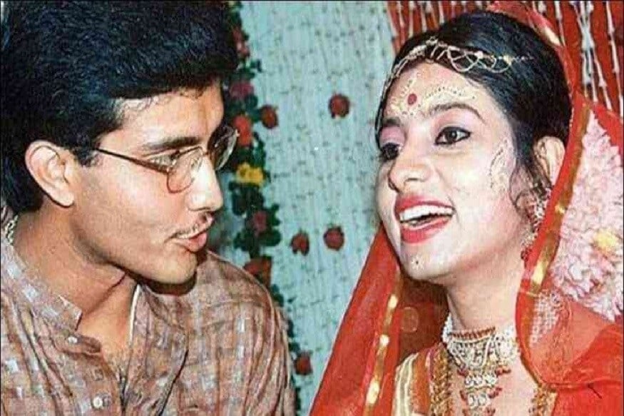 લગ્ન વિશે પરિવારને બતાવ્યા વગર સૌરવ શ્રીલંકા ટૂર પર જતો રહ્યો હતો. જો કે થોડા દિવસ પછી લગ્નની વાત સામે આવી ગઈ. વિરોધ છતા પરિવારના લોકોને નમતુ લેવુ પડ્યુ અને 21 ફેબ્રુઆરી 1997ના રોજ એકવાર ફરી વાત રીતિ-રિવાજથી સૌરવ-ડોનાના લગ્ન થયા હતા. (તસવીર - ટ્વિટર) લગ્ન વિશે પરિવારને બતાવ્યા વગર સૌરવ શ્રીલંકા ટૂર પર જતો રહ્યો હતો. જો કે થોડા દિવસ પછી લગ્નની વાત સામે આવી ગઈ. વિરોધ છતા પરિવારના લોકોને નમતુ લેવુ પડ્યુ અને 21 ફેબ્રુઆરી 1997ના રોજ એકવાર ફરી વાત રીતિ-રિવાજથી સૌરવ-ડોનાના લગ્ન થયા હતા. (તસવીર - ટ્વિટર)