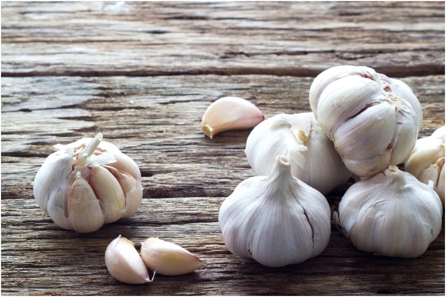 કાચું લસણ (garlic): જો તમને હાડકાઓમાં દુઃખાઓ રહેવાની ફરિયાદ છે તો તમારે પોતાના ડાયટમાં કાચું લસણને સમાવેશ કરવું જોઈએ. કાચું લસણ ખાવાથી રોગ પ્રતિરોધક ક્ષમતા વધારવામાં મદદ થાય છે. આમાં પૂરતા પ્રમાણમાં એલિસિન, જિંક, સલ્ફર, સેલેમિયમ અને વિટામિન એ અને આઈ મળે છે. કાચું લસણ (garlic): જો તમને હાડકાઓમાં દુઃખાઓ રહેવાની ફરિયાદ છે તો તમારે પોતાના ડાયટમાં કાચું લસણને સમાવેશ કરવું જોઈએ. કાચું લસણ ખાવાથી રોગ પ્રતિરોધક ક્ષમતા વધારવામાં મદદ થાય છે. આમાં પૂરતા પ્રમાણમાં એલિસિન, જિંક, સલ્ફર, સેલેમિયમ અને વિટામિન એ અને આઈ મળે છે.