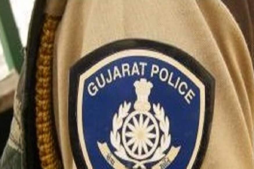 સાણંદમાં રહેતા પારુલબા ઇન્દ્રજીત સિંહ વાઘેલા તેમના પરિવાર સાથે રહે છે. આજથી 11 વર્ષ પહેલા પારુલબા ના લગ્ન ઇન્દ્રજીતસિંહ સાથે થયા હતા. પારુલબા ના પિતા નિવૃત્ત જેલ અધિક્ષક તરીકે હાલ જીવન જીવી રહ્યા છે. લગ્ન બાદ પારુલબા નું જીવન સુખી ચાલતું હતું. પણ તેમના પતિ પાંચેક વર્ષ પહેલા પોલીસ ખાતામાં જોડાયા હતા. હાલ તેમના પતિ ઇન્દ્રજીતસિંહ એલસીબીમાં કોન્સ્ટેબલ તરીકે નોકરી કરે છે. (પ્રતિકાત્મક તસવીર) સાણંદમાં રહેતા પારુલબા ઇન્દ્રજીત સિંહ વાઘેલા તેમના પરિવાર સાથે રહે છે. આજથી 11 વર્ષ પહેલા પારુલબા ના લગ્ન ઇન્દ્રજીતસિંહ સાથે થયા હતા. પારુલબા ના પિતા નિવૃત્ત જેલ અધિક્ષક તરીકે હાલ જીવન જીવી રહ્યા છે. લગ્ન બાદ પારુલબા નું જીવન સુખી ચાલતું હતું. પણ તેમના પતિ પાંચેક વર્ષ પહેલા પોલીસ ખાતામાં જોડાયા હતા. હાલ તેમના પતિ ઇન્દ્રજીતસિંહ એલસીબીમાં કોન્સ્ટેબલ તરીકે નોકરી કરે છે. (પ્રતિકાત્મક તસવીર)