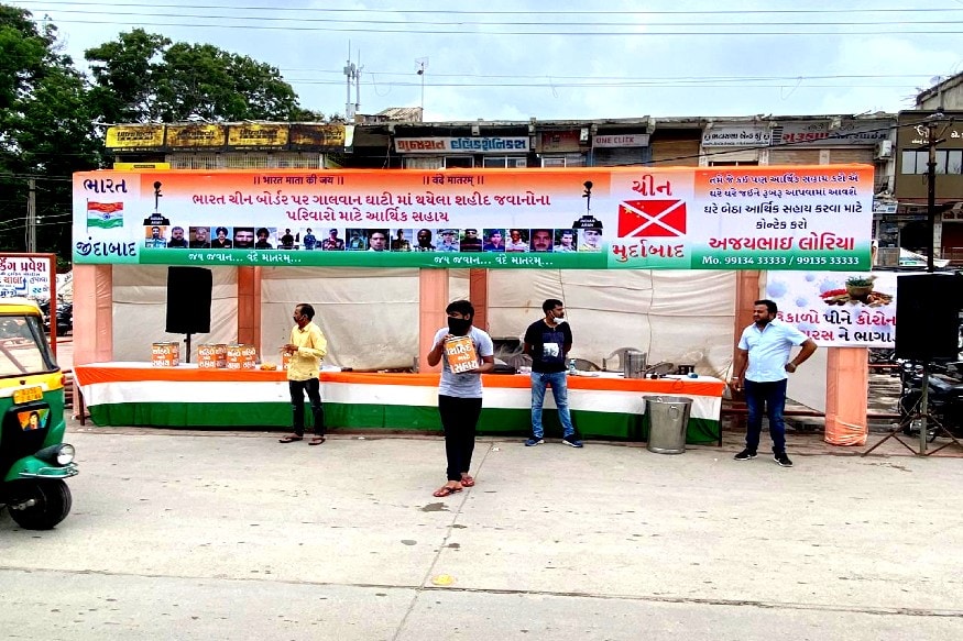 અતુલ જોશી, મોરબી : મોરબીમાં (Morbi) ચીનની (Boycott china) ચીજ વસ્તુઓને સળગાવી અને વિરોધ કર્યા બાદ યુવા ઉદ્યોગ પતિ સામાજીક કાર્યકર અજય લોરીયા Ajay loriya) દ્વારા આજથી ભારત ચીન (India-china border) સરહદ પર આવેલ ગલવાન ઘાટીમાં શહીદ (Martyr of Galwan clash) થયેલાં વીર જવાનોને મદદ રૂપ થવાનો પ્રયત્ન શરૂ કર્યો છે જેમાં આ શહીદ સૈનિકો (Family of soldiers) ના પરિવારને આર્થિક સહાય માટે ફંડ ઉઘરાવવાનું શરૂ કરવામાં આવ્યું છે જેમાં નાના માં નાના લોકોનો પણ સાથ મળી રહે એ માટે સ્ટોલ મારફત યુવા ઉદ્યોગકાર અજયભાઈ દ્વારા સ્ટેન્ડ બનાવવામાં આવ્યા છે જે લોકો પોતાની અનુકુળતા મુજબ ફંડ આપી શહીદોના પરિવારને મદદ કરી શકે અતુલ જોશી, મોરબી : મોરબીમાં (Morbi) ચીનની (Boycott china) ચીજ વસ્તુઓને સળગાવી અને વિરોધ કર્યા બાદ યુવા ઉદ્યોગ પતિ સામાજીક કાર્યકર અજય લોરીયા Ajay loriya) દ્વારા આજથી ભારત ચીન (India-china border) સરહદ પર આવેલ ગલવાન ઘાટીમાં શહીદ (Martyr of Galwan clash) થયેલાં વીર જવાનોને મદદ રૂપ થવાનો પ્રયત્ન શરૂ કર્યો છે જેમાં આ શહીદ સૈનિકો (Family of soldiers) ના પરિવારને આર્થિક સહાય માટે ફંડ ઉઘરાવવાનું શરૂ કરવામાં આવ્યું છે જેમાં નાના માં નાના લોકોનો પણ સાથ મળી રહે એ માટે સ્ટોલ મારફત યુવા ઉદ્યોગકાર અજયભાઈ દ્વારા સ્ટેન્ડ બનાવવામાં આવ્યા છે જે લોકો પોતાની અનુકુળતા મુજબ ફંડ આપી શહીદોના પરિવારને મદદ કરી શકે