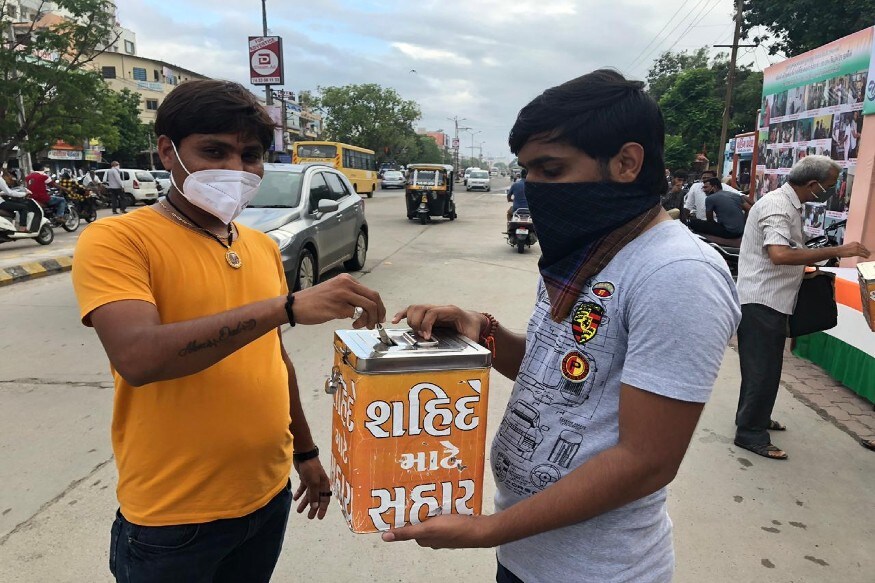 મોરબીના યુવા ઉદ્યોગપતિ અજય લોરીયા દ્વારા જણાવ્યું હતું કે શહીદોના પરિવારને લાગણી અને હુંફની સાથે આર્થિક મદદની પણ જરૂર હોય છે જે આ સમયમાં અત્યંત જરૂરી છે. મોરબીના યુવા ઉદ્યોગપતિ અજય લોરીયા દ્વારા જણાવ્યું હતું કે શહીદોના પરિવારને લાગણી અને હુંફની સાથે આર્થિક મદદની પણ જરૂર હોય છે જે આ સમયમાં અત્યંત જરૂરી છે.