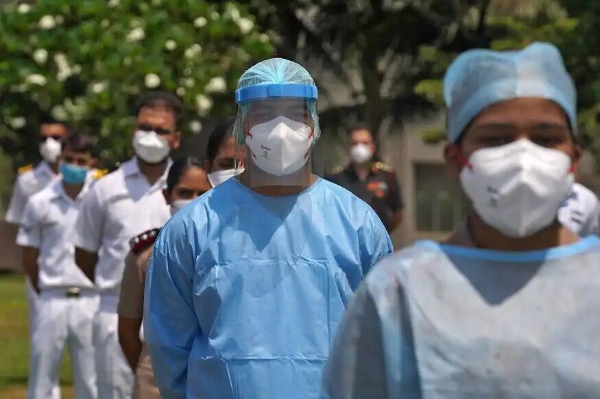 નવી દિલ્હીઃ કોરોના વાયરસ મહામારી (Coronavirus Pandemic)ના નવા કેસોનો આંકડો બીજા દિવસે પણ 24 હજારને પાર થયો છે. સોમવાર સવારે પણ જાહેર થયેલા આંકડાઓએ મુજબ ભારતમાં છેલ્લા ચોવીસ કલાકમાં 24,248 નવા કેસ નોંધાયા છે. રવિવારે રેકોર્ડ બ્રેક 24,850 નવા પોઝિટિવ કેસ (Covid-19) નોંધાયા હતા. આ ઉપરાંત, છેલ્લા ચોવીસ કલાકમાં કોરોનાના કારણે 425 દર્દીઓએ પોતાનાં જીવ ગુમાવ્યા છે. ભારતમાં અત્યાર સુધીમાં કોરોનાના 6 લાખ 97 હજાર 413 કન્ફર્મ કેસ નોંધાયા છે. નવી દિલ્હીઃ કોરોના વાયરસ મહામારી (Coronavirus Pandemic)ના નવા કેસોનો આંકડો બીજા દિવસે પણ 24 હજારને પાર થયો છે. સોમવાર સવારે પણ જાહેર થયેલા આંકડાઓએ મુજબ ભારતમાં છેલ્લા ચોવીસ કલાકમાં 24,248 નવા કેસ નોંધાયા છે. રવિવારે રેકોર્ડ બ્રેક 24,850 નવા પોઝિટિવ કેસ (Covid-19) નોંધાયા હતા. આ ઉપરાંત, છેલ્લા ચોવીસ કલાકમાં કોરોનાના કારણે 425 દર્દીઓએ પોતાનાં જીવ ગુમાવ્યા છે. ભારતમાં અત્યાર સુધીમાં કોરોનાના 6 લાખ 97 હજાર 413 કન્ફર્મ કેસ નોંધાયા છે.