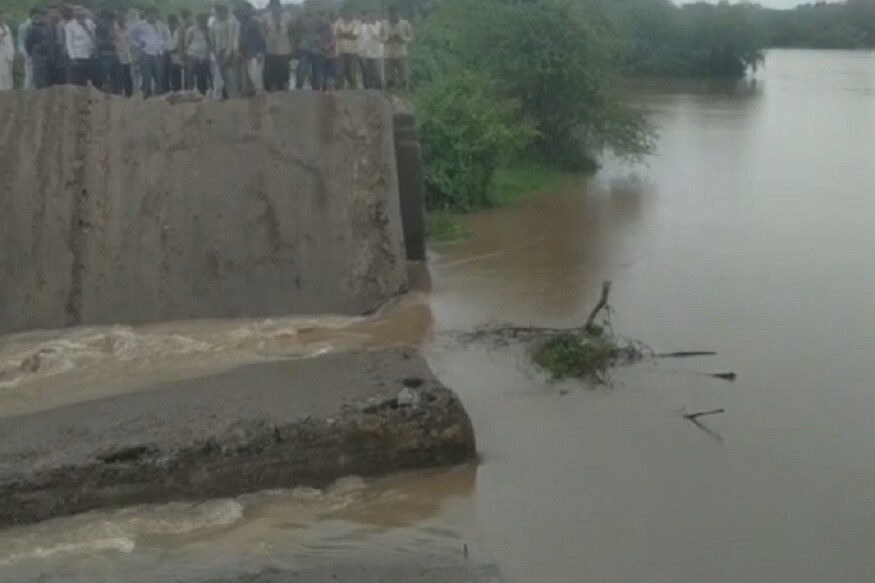 હવામાન વિભાગના કહેવા પ્રમાણે, કચ્છ પર વેલ માર્ક લૉ પ્રેશર સક્રિય થયું છે. બીજી તરફ પહેલાથી જ સોઇક્લોનિક સક્યુલેશન સક્રિય છે. આ રીતે ગુજરાતમાં એક સાથે બે સિસ્ટમ સક્રિય હોવાથી ગુજરાતના તમામ જિલ્લામાં વરસાદની આગાહી આપવામાં આવી છે. જેમાં પણ દક્ષિણ ગુજરાત અને સૌરાષ્ટ્રના કેટલાક વિસ્તારોમાં અતિભારે વરસાદ પડી શકે છે.<br />-- હવામાન વિભાગના કહેવા પ્રમાણે, કચ્છ પર વેલ માર્ક લૉ પ્રેશર સક્રિય થયું છે. બીજી તરફ પહેલાથી જ સોઇક્લોનિક સક્યુલેશન સક્રિય છે. આ રીતે ગુજરાતમાં એક સાથે બે સિસ્ટમ સક્રિય હોવાથી ગુજરાતના તમામ જિલ્લામાં વરસાદની આગાહી આપવામાં આવી છે. જેમાં પણ દક્ષિણ ગુજરાત અને સૌરાષ્ટ્રના કેટલાક વિસ્તારોમાં અતિભારે વરસાદ પડી શકે છે.<br />--