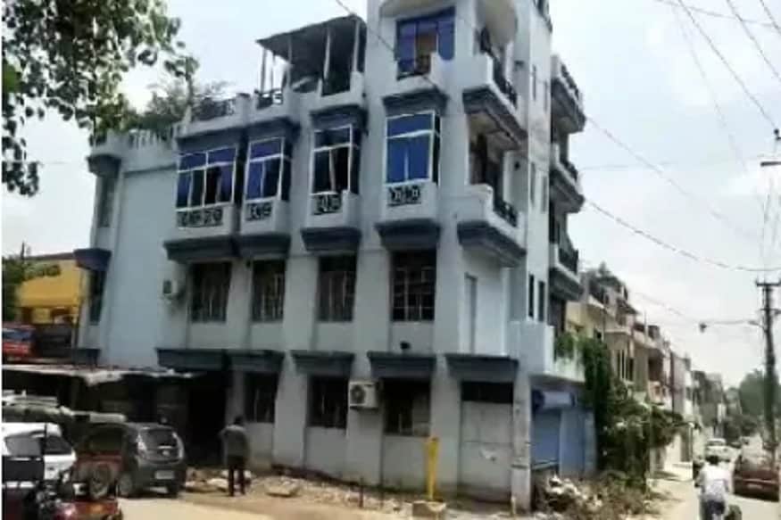 જ્યારે પરિવારના લોકો મૃતક માલકિનના મૃતદેહને અંતિમ સંસ્કાર માટે લઈ જવા લાગ્યા ત્યારે તેણે મૃતદેહ પાસે જ છલાંગ લગાવી દીધી હતી. નીચે પડ્યા પછી થોડા સમય માટે માથું ઉચકીને મૃતક માલકિનને જોવાની કોશિશ કરી ત્યારબાદ તેણે પણ દમ તોડી દીધો હતો. લોકોનું કહેવું છે કે તે પોતાની માલકિનને જીવતાતો ન જોઈ શકી પરંતુ તેની સામે પોતે પણ દુનિયાથી અલવિદા થઈ હતી. ઘરના લોકોએ તેની યાદમાં ડોગીની કબર ઘરમાં જ બનાવી છે. જ્યારે પરિવારના લોકો મૃતક માલકિનના મૃતદેહને અંતિમ સંસ્કાર માટે લઈ જવા લાગ્યા ત્યારે તેણે મૃતદેહ પાસે જ છલાંગ લગાવી દીધી હતી. નીચે પડ્યા પછી થોડા સમય માટે માથું ઉચકીને મૃતક માલકિનને જોવાની કોશિશ કરી ત્યારબાદ તેણે પણ દમ તોડી દીધો હતો. લોકોનું કહેવું છે કે તે પોતાની માલકિનને જીવતાતો ન જોઈ શકી પરંતુ તેની સામે પોતે પણ દુનિયાથી અલવિદા થઈ હતી. ઘરના લોકોએ તેની યાદમાં ડોગીની કબર ઘરમાં જ બનાવી છે.