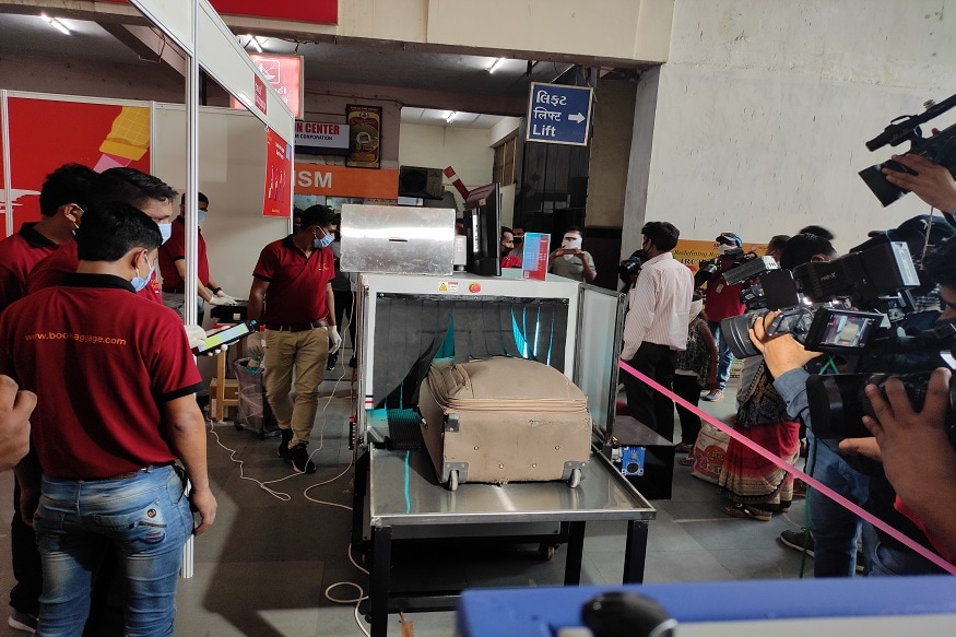 સંજય જોશી, અમદાવાદ : દેશમાં પ્રથમવાર અમદાવાદ કાલુપુર રેલવે સ્ટેશન પર લગેજ સેનિટાઈઝ અને રેપિંગ કરવાનું મશીન મુકવામાં આવ્યું છે. જોકે આ વ્યવસ્થા મરજિયાત છે અને ચાર્જેબલ છે. એરપોર્ટની જેમ હવે પશ્ચિમ રેલવે સાથે એક ખાનગી કંપનીએ આ પ્રોજેક્ટની શરૂઆત કરી છે જે અંતર્ગત ચાર્જ પણ રાખવામાં આવ્યા છે. રેલવે સ્ટેશન પર આવનાર પ્રવાસીઓ પોતાના લગેજને સેનિટાઇઝ કરાવી અને ત્યારબાદ રેપિંગ પણ કરાવી શકશે. સંજય જોશી, અમદાવાદ : દેશમાં પ્રથમવાર અમદાવાદ કાલુપુર રેલવે સ્ટેશન પર લગેજ સેનિટાઈઝ અને રેપિંગ કરવાનું મશીન મુકવામાં આવ્યું છે. જોકે આ વ્યવસ્થા મરજિયાત છે અને ચાર્જેબલ છે. એરપોર્ટની જેમ હવે પશ્ચિમ રેલવે સાથે એક ખાનગી કંપનીએ આ પ્રોજેક્ટની શરૂઆત કરી છે જે અંતર્ગત ચાર્જ પણ રાખવામાં આવ્યા છે. રેલવે સ્ટેશન પર આવનાર પ્રવાસીઓ પોતાના લગેજને સેનિટાઇઝ કરાવી અને ત્યારબાદ રેપિંગ પણ કરાવી શકશે.