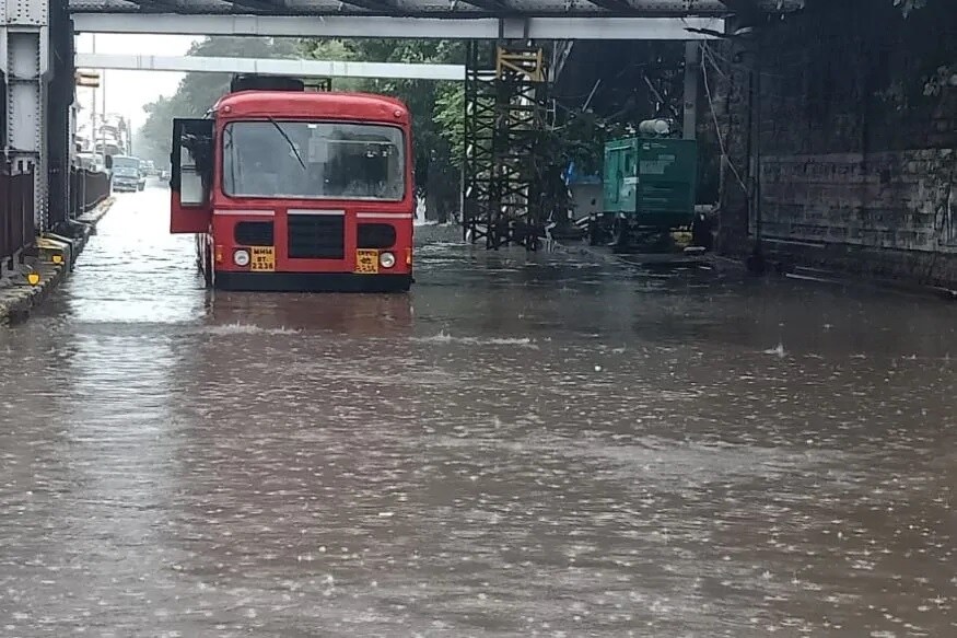 બૃહદ મુંબઈ નગર નિગમ (BMC)એ માછીમારોને તટથી દૂર રહેવા માટે એલર્ટ રજૂ કર્યું છે. રવિવારે મુંબઈના કોલાબા તટથી હાઈટાઈટ ટકરાયું હતું. કોલાબા (Colaba)માં સમુદ્ર કિનારે રહેનારા લોકો માછીમારોને સતત વરસાદના કારણે ઘરોમાં પાણી ભરાવવાનો ડર સતાવી રહ્યો છે. તેમણે સ્થાનિક તંત્ર પાસે મદદ માંગી છે. બૃહદ મુંબઈ નગર નિગમ (BMC)એ માછીમારોને તટથી દૂર રહેવા માટે એલર્ટ રજૂ કર્યું છે. રવિવારે મુંબઈના કોલાબા તટથી હાઈટાઈટ ટકરાયું હતું. કોલાબા (Colaba)માં સમુદ્ર કિનારે રહેનારા લોકો માછીમારોને સતત વરસાદના કારણે ઘરોમાં પાણી ભરાવવાનો ડર સતાવી રહ્યો છે. તેમણે સ્થાનિક તંત્ર પાસે મદદ માંગી છે.