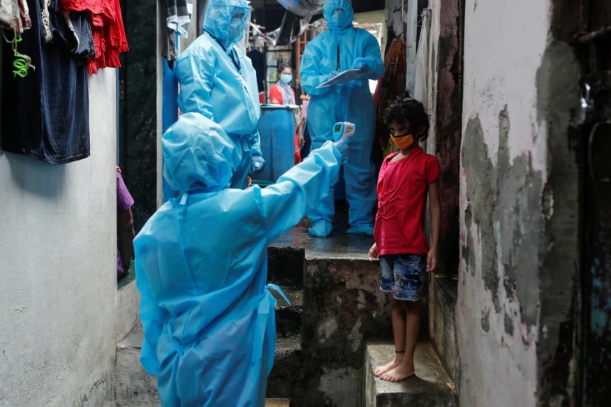 નવી દિલ્હીઃ કોરોના વાયરસ (Coronavirus)ના સંક્રમણનો વ્યાપ દેશમાં સતત વધી રહ્યો છે. છેલ્લા ઘણા દિવસથી રોજના 18 હજારથી વધુ પોઝિટિવ કેસો સામે આવી રહ્યા છે. ગુરુવાર સવારે પણ જાહેર થયેલા આંકડાઓ મુજબ, ભારતમાં છેલ્લા ચોવીસ કલાકમાં 19,148 નવા પોઝિટિવ કેસ (Covid-19) નોંધાયા છે. ચિંતાજનક બાબત એ છે કે, છેલ્લા ચોવીસ કલાકમાં કોરોનાના કારણે 434 દર્દીઓએ પોતાનાં જીવ ગુમાવ્યા છે. ભારતમાં અત્યાર સુધીમાં કોરોનાના 6 લાખ 04 હજાર 641 કન્ફર્મ કેસ નોંધાયા છે. નવી દિલ્હીઃ કોરોના વાયરસ (Coronavirus)ના સંક્રમણનો વ્યાપ દેશમાં સતત વધી રહ્યો છે. છેલ્લા ઘણા દિવસથી રોજના 18 હજારથી વધુ પોઝિટિવ કેસો સામે આવી રહ્યા છે. ગુરુવાર સવારે પણ જાહેર થયેલા આંકડાઓ મુજબ, ભારતમાં છેલ્લા ચોવીસ કલાકમાં 19,148 નવા પોઝિટિવ કેસ (Covid-19) નોંધાયા છે. ચિંતાજનક બાબત એ છે કે, છેલ્લા ચોવીસ કલાકમાં કોરોનાના કારણે 434 દર્દીઓએ પોતાનાં જીવ ગુમાવ્યા છે. ભારતમાં અત્યાર સુધીમાં કોરોનાના 6 લાખ 04 હજાર 641 કન્ફર્મ કેસ નોંધાયા છે.