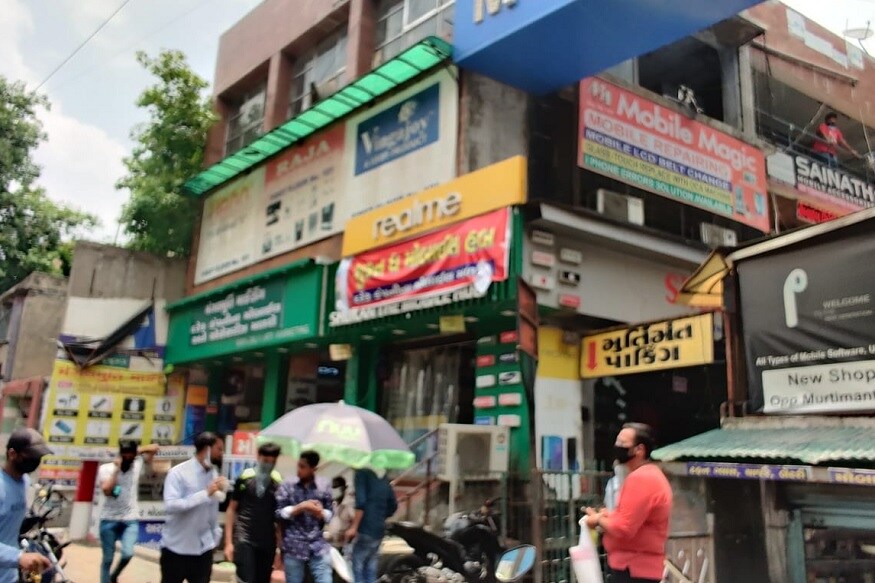 ભારત સરકારે એક સાથે 59 જેટલી ચાઈનીઝ એપ્લિકેશન (Chinese application) બંધ કરી દીધી છે. જો આ એપ્લિકેશન તમારા મોબાઇલમાં હશે તો તો નેટવર્કનું કનેક્શન આવશે એટલે કે એપ્લિકેશન વર્ક નહીં કરે પરંતુ આ વચ્ચે અમદાવાદના રીલીફ રોડ (Ahmedabad rilif road) પર આવેલા મૂર્તિમંત કોમ્પલેક્ષ (Murtimant Complex) વેપારીઓએ એક સાથે મોટો નિર્ણય લીધો છે. (દીપિકા ખુમાણ, અમદાવાદ) ભારત સરકારે એક સાથે 59 જેટલી ચાઈનીઝ એપ્લિકેશન (Chinese application) બંધ કરી દીધી છે. જો આ એપ્લિકેશન તમારા મોબાઇલમાં હશે તો તો નેટવર્કનું કનેક્શન આવશે એટલે કે એપ્લિકેશન વર્ક નહીં કરે પરંતુ આ વચ્ચે અમદાવાદના રીલીફ રોડ (Ahmedabad rilif road) પર આવેલા મૂર્તિમંત કોમ્પલેક્ષ (Murtimant Complex) વેપારીઓએ એક સાથે મોટો નિર્ણય લીધો છે. (દીપિકા ખુમાણ, અમદાવાદ)