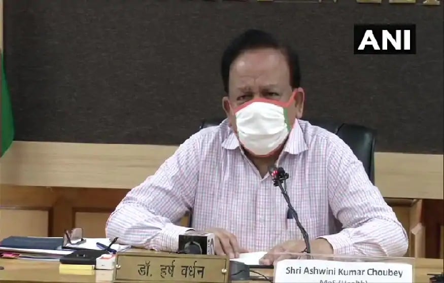 કેન્દ્રીય સ્વાસ્થય મંત્રી હર્ષવર્ધન (Health Minister Dr Harsh Vardhan) દાવો કર્યો છે કે દેશમાં કોરોના વાયરસ (coronavirus)નું હજી કમ્યુનિટી ટ્રાંસમિશન નથી થયું. સાથે જ તેમણે કહ્યું કે 90 ટકા એક્ટિવ કેસ દેશમાં ખાલી 8 રાજ્યોમાં જ છે. ઉલ્લેખનીય છે કે દેશમાં કોરોના દર્દીઓની સંખ્યા સાડા સાત લાખને પાર થઇ ગઇ છે. ગત થોડા દિવસોથી દર રોજ દેશભરમાં 20 હજારથી વધુ નવા દર્દીઓ સામે આવી રહ્યા છે. કેન્દ્રીય સ્વાસ્થય મંત્રી હર્ષવર્ધન (Health Minister Dr Harsh Vardhan) દાવો કર્યો છે કે દેશમાં કોરોના વાયરસ (coronavirus)નું હજી કમ્યુનિટી ટ્રાંસમિશન નથી થયું. સાથે જ તેમણે કહ્યું કે 90 ટકા એક્ટિવ કેસ દેશમાં ખાલી 8 રાજ્યોમાં જ છે. ઉલ્લેખનીય છે કે દેશમાં કોરોના દર્દીઓની સંખ્યા સાડા સાત લાખને પાર થઇ ગઇ છે. ગત થોડા દિવસોથી દર રોજ દેશભરમાં 20 હજારથી વધુ નવા દર્દીઓ સામે આવી રહ્યા છે.