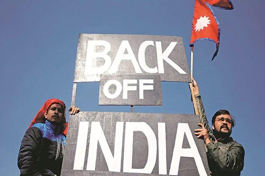 નેપાળ (Nepal)એ દૂરદર્શન છોડીને બાકી તમામ ભારતીય સમાચાર ચેનલો (Indian News Channels) પર પીએમ કેપી શર્મા ઓલી (KP Sharma Oli) વિરુદ્ધ ખોટી સૂચના ફેલાવવાના આરોપથી પ્રતિબંધિત કર્યા છે. સૂચના અને પ્રસારણ મંત્રી યુબરાજ ખાટીવાડાએ પ્રતિબંધની જાહેરાત કરતા આરોપ લગાવ્યો છે કે ભારતીય ચેનલો નેપાળ સરકાર અને ખાસ કરીને પીએમ ઓલી વિરુદ્ધ પ્રોપોગેંડા ફેલાવી રહ્યા છે. આ લોકો હંમેશા અમારા નેતાઓ પર સવાલ ઉઠાવે છે. ઉલ્લેખનીય છે કે નેપાળનો આ નિર્ણય ચીની રાજદૂત હોઉ યાંગકીના શીર્ષ નેતાઓ સાથે બેઠક પછી લીધો છે. નેપાળ (Nepal)એ દૂરદર્શન છોડીને બાકી તમામ ભારતીય સમાચાર ચેનલો (Indian News Channels) પર પીએમ કેપી શર્મા ઓલી (KP Sharma Oli) વિરુદ્ધ ખોટી સૂચના ફેલાવવાના આરોપથી પ્રતિબંધિત કર્યા છે. સૂચના અને પ્રસારણ મંત્રી યુબરાજ ખાટીવાડાએ પ્રતિબંધની જાહેરાત કરતા આરોપ લગાવ્યો છે કે ભારતીય ચેનલો નેપાળ સરકાર અને ખાસ કરીને પીએમ ઓલી વિરુદ્ધ પ્રોપોગેંડા ફેલાવી રહ્યા છે. આ લોકો હંમેશા અમારા નેતાઓ પર સવાલ ઉઠાવે છે. ઉલ્લેખનીય છે કે નેપાળનો આ નિર્ણય ચીની રાજદૂત હોઉ યાંગકીના શીર્ષ નેતાઓ સાથે બેઠક પછી લીધો છે.