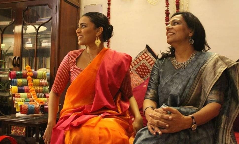 સ્વરા ભાસ્કરે પોતાના ઘર ચાલી રહેલા આ ફેમિલી સેલિબ્રેશનની કેટલીક તસવીરો સોશિયલ મીડિયામાં મૂકી છે. સ્વરાએ કહ્યું કે તેમના મામને થોડા સમય પહેલા જ તેમની કોલેજ વાળી સ્વીટહાર્ટ મળી. અને હવે તે એકબીજા સાથે લગ્નના બંધનમાં બંધાઇ રહ્યા છે. તેની નવી મામીનું નામ શેફાલિકા ગાંધી છે. જેની સાથે સ્વરાએ આ તસવીર શેર કરી છે. ફોટો સભાર- @reallyswara/Instagram સ્વરા ભાસ્કરે પોતાના ઘર ચાલી રહેલા આ ફેમિલી સેલિબ્રેશનની કેટલીક તસવીરો સોશિયલ મીડિયામાં મૂકી છે. સ્વરાએ કહ્યું કે તેમના મામને થોડા સમય પહેલા જ તેમની કોલેજ વાળી સ્વીટહાર્ટ મળી. અને હવે તે એકબીજા સાથે લગ્નના બંધનમાં બંધાઇ રહ્યા છે. તેની નવી મામીનું નામ શેફાલિકા ગાંધી છે. જેની સાથે સ્વરાએ આ તસવીર શેર કરી છે. ફોટો સભાર- @reallyswara/Instagram