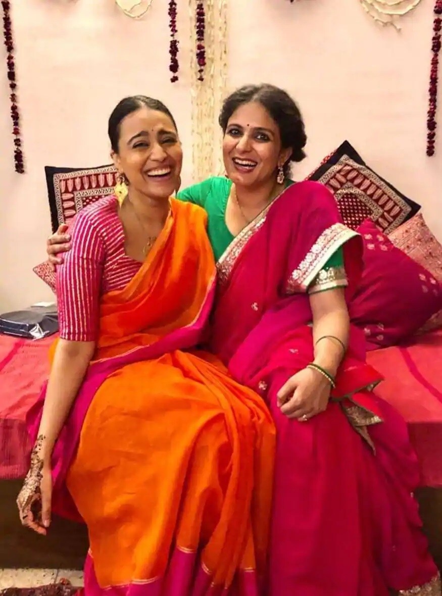 ત્યારે સ્વરા આ પ્રસંગે પોતાની નવી મામી સાથે ખુશ નજરે પડતી હતી. તેણે મહેંદી અને બ્રાઇડલ શાવર ફંક્શનની તસવીરો મૂકી છે. ફોટો સભાર- @reallyswara/Instagram ત્યારે સ્વરા આ પ્રસંગે પોતાની નવી મામી સાથે ખુશ નજરે પડતી હતી. તેણે મહેંદી અને બ્રાઇડલ શાવર ફંક્શનની તસવીરો મૂકી છે. ફોટો સભાર- @reallyswara/Instagram