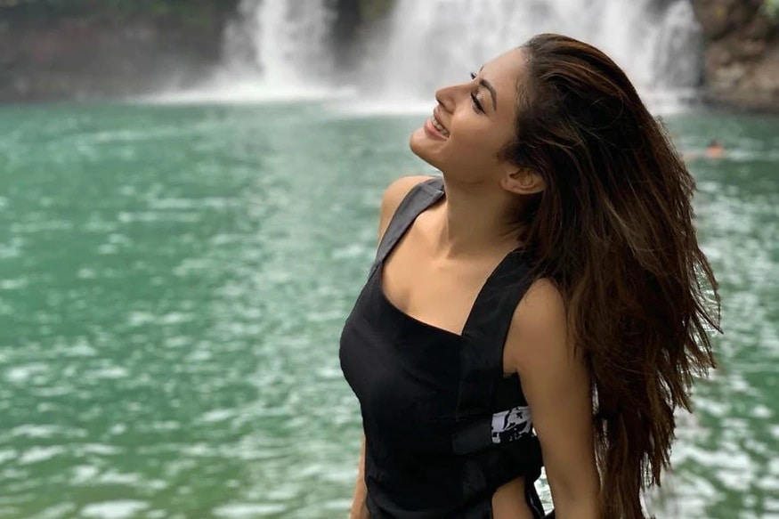 નાના પડદે સૌથી સુપરહિટ રહેલી સીરિયલ નાગિન (Naagin) ફેમ અભિનેત્રી (Bollywood Actress) મોની રૉય (Mouni Roy) હાલ કોઇને કોઇ કારણે ચર્ચાનો વિષય બની છે. આ એક્ટ્રેસ જેટલી નમણી અને સુંદર છે તેટલી જ તે બોલ્ડ પણ છે. મોની સોશિયલ મીડિયા (Social Media) પર ખૂબ જ એક્ટિવ રહે છે. અને તે કોઇને કોઇ રીતે પોતાના ફેન્સથી જોડાયેલી રહે છે. આ અંતર્ગત જ તેણે પોતાની બોલ્ડ તસવીરો સોશિયલ મીડિયામાં શેર કરી છે. જે જોઇને લોકોના મનમાં હલચલ થવા લગા છે. (Photo Credit-imouniroy/Instagram) નાના પડદે સૌથી સુપરહિટ રહેલી સીરિયલ નાગિન (Naagin) ફેમ અભિનેત્રી (Bollywood Actress) મોની રૉય (Mouni Roy) હાલ કોઇને કોઇ કારણે ચર્ચાનો વિષય બની છે. આ એક્ટ્રેસ જેટલી નમણી અને સુંદર છે તેટલી જ તે બોલ્ડ પણ છે. મોની સોશિયલ મીડિયા (Social Media) પર ખૂબ જ એક્ટિવ રહે છે. અને તે કોઇને કોઇ રીતે પોતાના ફેન્સથી જોડાયેલી રહે છે. આ અંતર્ગત જ તેણે પોતાની બોલ્ડ તસવીરો સોશિયલ મીડિયામાં શેર કરી છે. જે જોઇને લોકોના મનમાં હલચલ થવા લગા છે. (Photo Credit-imouniroy/Instagram)