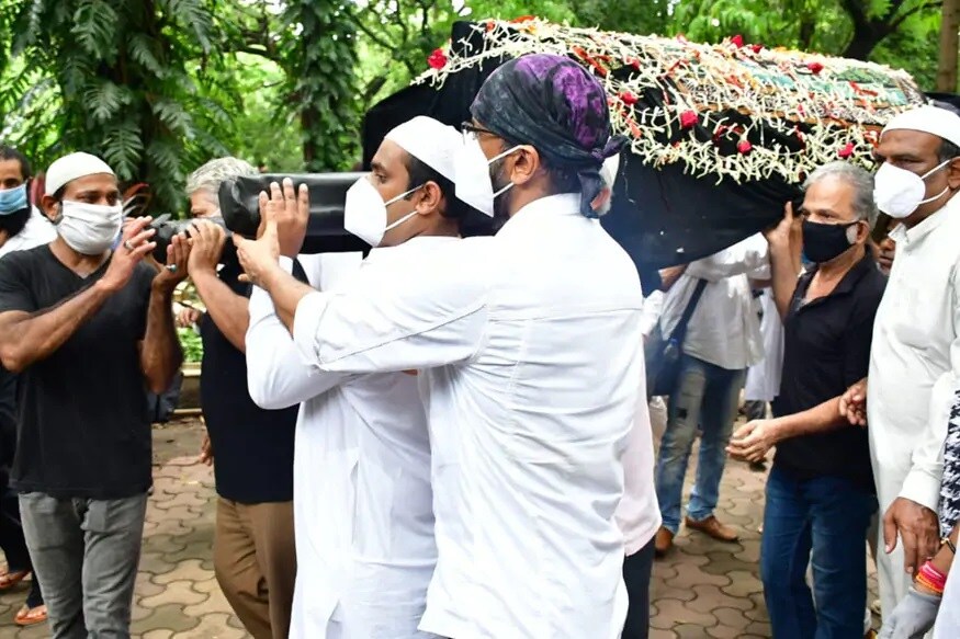 જગદીપને મઝગાંવના મુસ્તફા બજાર સિયા કબ્રિસ્ચાનમાં સુપુર્દે-એ-ખાક કરવામાં આવ્યા. જગદીપ જાફરીના બંને પુત્ર જાવેદ અને નાવેદ આ ક્ષણે ગમગીન નજરે પડ્યા. બંને તેમના પિતાના કાંધો આપ્યો ફોટો સભાર- વિરલ ભયાની જગદીપને મઝગાંવના મુસ્તફા બજાર સિયા કબ્રિસ્ચાનમાં સુપુર્દે-એ-ખાક કરવામાં આવ્યા. જગદીપ જાફરીના બંને પુત્ર જાવેદ અને નાવેદ આ ક્ષણે ગમગીન નજરે પડ્યા. બંને તેમના પિતાના કાંધો આપ્યો ફોટો સભાર- વિરલ ભયાની