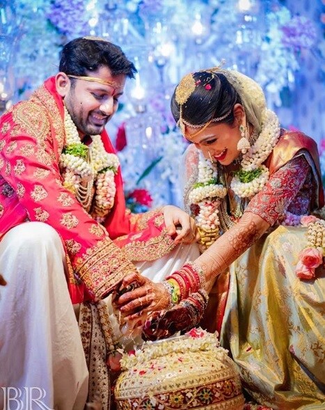 આ દરમિયાન તેણે ડાયમન્ડની જ્વેલીરી પહેરી હતી. જેમાં તે ઘણી જ સુંદર લાગતી હતી. તો એક્ટર નિથિને ઓરેન્જ કલરની શેરવાની પહેરી હતી. શાલિની અને નિથિનનાં લગ્નની તસવીરો ઘણી જ જાનદાર છે. આ લગ્ન પરિવારનાં નિકટનાં અને ખુબજ ખાસ મિત્રોની હાજરીમાં થયા હતાં. કોરોના વાયરસને કારણે લગ્નમાં વધુ મહેમાનોને આમંત્રિત કરવામાં આવ્યા ન હતાં. (PHOTO: Instagram) આ દરમિયાન તેણે ડાયમન્ડની જ્વેલીરી પહેરી હતી. જેમાં તે ઘણી જ સુંદર લાગતી હતી. તો એક્ટર નિથિને ઓરેન્જ કલરની શેરવાની પહેરી હતી. શાલિની અને નિથિનનાં લગ્નની તસવીરો ઘણી જ જાનદાર છે. આ લગ્ન પરિવારનાં નિકટનાં અને ખુબજ ખાસ મિત્રોની હાજરીમાં થયા હતાં. કોરોના વાયરસને કારણે લગ્નમાં વધુ મહેમાનોને આમંત્રિત કરવામાં આવ્યા ન હતાં. (PHOTO: Instagram)
