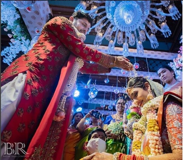 આ તમામ તસવીરો નિથિન અને શાલિનીનાં લગ્નનું ડેકોરેશન કરનારા મિન્ટુસરના ઓફિશિયલ ઇન્સ્ટાગ્રામ પેજ પરથી લેવામાં આવી છે (PHOTO: Instagram) આ તમામ તસવીરો નિથિન અને શાલિનીનાં લગ્નનું ડેકોરેશન કરનારા મિન્ટુસરના ઓફિશિયલ ઇન્સ્ટાગ્રામ પેજ પરથી લેવામાં આવી છે (PHOTO: Instagram)