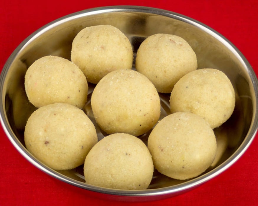આ સીંગના લાડુમાં તમે વિવિધ સૂકામેવા જેમકે કાજુ અને બદામ પણ ઉમેરી શકો છો. સામગ્રી : પોણોકપ- ખાંડ (160 ગ્રામ), 1 કપ – શેકેલી સીંગનો ભૂકો, 1 નાની ચમચી – ઘી, પાણી(1/2 કપ જેટલું ) આ સીંગના લાડુમાં તમે વિવિધ સૂકામેવા જેમકે કાજુ અને બદામ પણ ઉમેરી શકો છો. સામગ્રી : પોણોકપ- ખાંડ (160 ગ્રામ), 1 કપ – શેકેલી સીંગનો ભૂકો, 1 નાની ચમચી – ઘી, પાણી(1/2 કપ જેટલું )