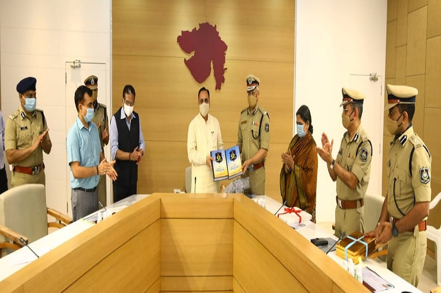 ગીતા મહેતા, ગાંધીનગર : પોલીસ મેન્યુઅલ માટેના જૂના નિયમોની સમીક્ષા અને સુધારણા કરી ગુજરાત પોલીસ માટે સચોટ, સર્વગાહી, સુવ્યવસ્થિત અને સમગ્રતાલક્ષી પોલીસ મેન્યુઅલ નવું તૈયાર કરવાના ભાગ રૂપે ગુજરાત પોલીસ મેન્યુઅલ-2020 ડ્રાફ્ટ તૈયાર કરવામાં આવ્યો છે. 1975ના વર્ષમાં ગુજરાત રાજ્યના પોલીસ મેન્યુઅલની રચના થયા બાદ પ્રથમવાર નવું પોલીસ મેન્યુઅલ-2020 લગભગ સાડાચાર દાયકા-45 વર્ષના ગાળા પછી તૈયાર કરવામાં આવેલું છે. ગીતા મહેતા, ગાંધીનગર : પોલીસ મેન્યુઅલ માટેના જૂના નિયમોની સમીક્ષા અને સુધારણા કરી ગુજરાત પોલીસ માટે સચોટ, સર્વગાહી, સુવ્યવસ્થિત અને સમગ્રતાલક્ષી પોલીસ મેન્યુઅલ નવું તૈયાર કરવાના ભાગ રૂપે ગુજરાત પોલીસ મેન્યુઅલ-2020 ડ્રાફ્ટ તૈયાર કરવામાં આવ્યો છે. 1975ના વર્ષમાં ગુજરાત રાજ્યના પોલીસ મેન્યુઅલની રચના થયા બાદ પ્રથમવાર નવું પોલીસ મેન્યુઅલ-2020 લગભગ સાડાચાર દાયકા-45 વર્ષના ગાળા પછી તૈયાર કરવામાં આવેલું છે.
