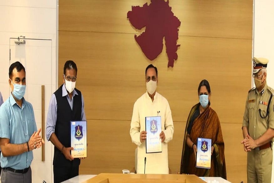 ગુજરાત પોલીસ મેન્યુઅલના આ નવા ડ્રાફ્ટને ઇ-બુકના માધ્યમથી પણ ઉપલબ્ધ કરાવવામાં આવ્યું છે. જેથી આ ઇ-બુક પોકેટ-કો એપ્લિકેશન અને ગુજરાત પોલીસની વેબસાઇટ પર સર્ચની સુવિધા સાથે ઉપલબ્ધ રહેશે. ગુજરાત પોલીસના તમામ સંવર્ગના અધિકારીઓ સરળતાથી સમજી અને ઉપયોગ કરી શકે તે માટે ગુજરાત પોલીસ મેન્યુઅલ ડ્રાફ્ટ ગુજરાતી ભાષામાં પણ ઉપલબ્ધ કરાવાશે. એટલું જ નહીં સમયાંતરે સમયાનુકુળ જરૂરી સુધારાને પણ અવકાશ રહેશે. ગુજરાત પોલીસ મેન્યુઅલના આ નવા ડ્રાફ્ટને ઇ-બુકના માધ્યમથી પણ ઉપલબ્ધ કરાવવામાં આવ્યું છે. જેથી આ ઇ-બુક પોકેટ-કો એપ્લિકેશન અને ગુજરાત પોલીસની વેબસાઇટ પર સર્ચની સુવિધા સાથે ઉપલબ્ધ રહેશે. ગુજરાત પોલીસના તમામ સંવર્ગના અધિકારીઓ સરળતાથી સમજી અને ઉપયોગ કરી શકે તે માટે ગુજરાત પોલીસ મેન્યુઅલ ડ્રાફ્ટ ગુજરાતી ભાષામાં પણ ઉપલબ્ધ કરાવાશે. એટલું જ નહીં સમયાંતરે સમયાનુકુળ જરૂરી સુધારાને પણ અવકાશ રહેશે.