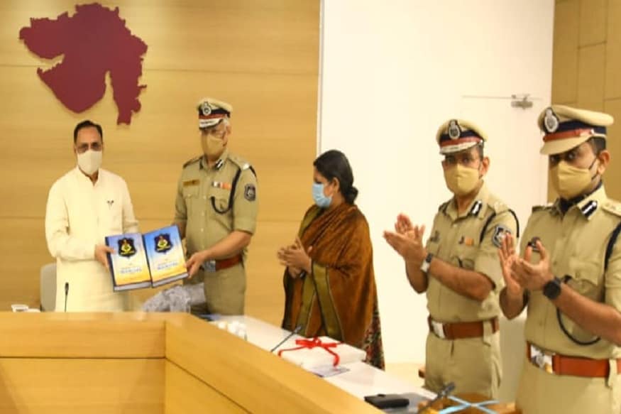 ગુજરાત પોલીસ મેન્યુઅલ – 2020 ડ્રાફ્ટને ત્રણ ભાગમાં તૈયાર કરવામાં આવ્યો છે. આ ત્રણ ભાગમાં CRPC, IPC, પુરાવા અધિનિયમ, POCSO, Act.2012, એસ.સી-એસ.ટી.સુધારા અધિનિયમ-2015, જુવેનાઇન જસ્ટિસ (સીપીસ) એક્ટ 2015, અનલોકૂલ એક્ટિવિટીઝ (પ્રિવેન્શન) સુધારા અધિનિયમ એક્ટ-2014, ઇન્ફોર્મેશન ટેક્નોલોજી અધિનિયમ-2008નો સામાવેશ થયો છે. તદઉપરાંત આ ત્રણ ભાગમાં નવી ટેક્નિક જેમ કે સાયબર ફોરેન્સિક લેબ, સાયબર ક્રાઇમ તપાસ સાધનો, સોશિયલ મીડિયા મોનિટરિંગ ટૂલ્સ તેમજ અમલમાં આવેલ અન્ય સુધારાઓને પણ આવરી લેવામાં આવ્યા છે. ગુજરાત પોલીસ મેન્યુઅલ – 2020 ડ્રાફ્ટને ત્રણ ભાગમાં તૈયાર કરવામાં આવ્યો છે. આ ત્રણ ભાગમાં CRPC, IPC, પુરાવા અધિનિયમ, POCSO, Act.2012, એસ.સી-એસ.ટી.સુધારા અધિનિયમ-2015, જુવેનાઇન જસ્ટિસ (સીપીસ) એક્ટ 2015, અનલોકૂલ એક્ટિવિટીઝ (પ્રિવેન્શન) સુધારા અધિનિયમ એક્ટ-2014, ઇન્ફોર્મેશન ટેક્નોલોજી અધિનિયમ-2008નો સામાવેશ થયો છે. તદઉપરાંત આ ત્રણ ભાગમાં નવી ટેક્નિક જેમ કે સાયબર ફોરેન્સિક લેબ, સાયબર ક્રાઇમ તપાસ સાધનો, સોશિયલ મીડિયા મોનિટરિંગ ટૂલ્સ તેમજ અમલમાં આવેલ અન્ય સુધારાઓને પણ આવરી લેવામાં આવ્યા છે.