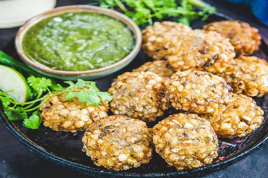 સામગ્રી - 1/2 કપ સાબુદાણા, 1 કપ બાફેલા , છોલીને મસળી લીધેલા બટેટા, 1/3 કપ શેકેલી મગફળી , હલકો ભુક્કો કરેલી, 1/2 ચમચી જીરૂ, 1 ચમચી આદુની પેસ્ટ, 1 1/2 ચમચી ઝીણાં સમારેલા લીલા મરચાં, 2 ચમચી ઝીણી સમારેલી કોથમીર, 1/2 ચમચી લીંબુનો રસ, મીઠું , સ્વાદાનુસાર, તેલ , તળવા માટે સામગ્રી - 1/2 કપ સાબુદાણા, 1 કપ બાફેલા , છોલીને મસળી લીધેલા બટેટા, 1/3 કપ શેકેલી મગફળી , હલકો ભુક્કો કરેલી, 1/2 ચમચી જીરૂ, 1 ચમચી આદુની પેસ્ટ, 1 1/2 ચમચી ઝીણાં સમારેલા લીલા મરચાં, 2 ચમચી ઝીણી સમારેલી કોથમીર, 1/2 ચમચી લીંબુનો રસ, મીઠું , સ્વાદાનુસાર, તેલ , તળવા માટે