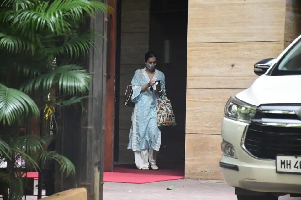 લોકડાઉનનાં સમયમાં તે તેનાં ઘરમાં જ નજર આવતી અને અવાર નવાર તેની અલગ અલગ રેસિપી અને યોગ કરતી તસવીરો તે શેર કરતી હતી. લોકડાઉનનાં સમયમાં તે તેનાં ઘરમાં જ નજર આવતી અને અવાર નવાર તેની અલગ અલગ રેસિપી અને યોગ કરતી તસવીરો તે શેર કરતી હતી.