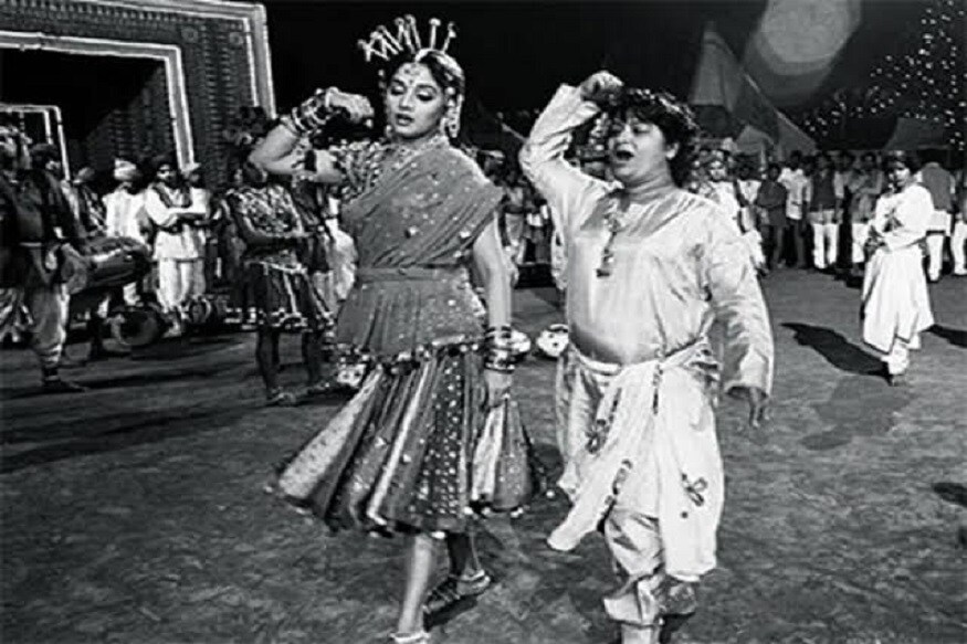 એન્ટરટેઇન્મેન્ટ ડેસ્ક: સરોજ ખાનનું 71 વર્ષની ઊંમરે કાર્ડિયાક અરેસ્ટથી નિધન થઇ ગયુ છે તેવામાં બોલિવૂડમાં શોકનો માહોલ છવાઇ ગયો છે. માસ્ટરજીનાં નામે પ્રખ્યાત સરોજ ખાન ઇન્ડસ્ટ્રીનાં જાણીતા ડાન્સ કોરિયોગ્રાફર હતાં. તેમણે આ ઇન્ડસ્ટ્રીમાં ચાર દાયકાથી વધુ સમય સુધી કામ કર્યુ છે. અને આ સમયમાં તેમણે 2 હજારથી વધુ ગીતો કોરિયોગ્રાફ કર્યા હતાં. (PHOTO: TWITTER) એન્ટરટેઇન્મેન્ટ ડેસ્ક: સરોજ ખાનનું 71 વર્ષની ઊંમરે કાર્ડિયાક અરેસ્ટથી નિધન થઇ ગયુ છે તેવામાં બોલિવૂડમાં શોકનો માહોલ છવાઇ ગયો છે. માસ્ટરજીનાં નામે પ્રખ્યાત સરોજ ખાન ઇન્ડસ્ટ્રીનાં જાણીતા ડાન્સ કોરિયોગ્રાફર હતાં. તેમણે આ ઇન્ડસ્ટ્રીમાં ચાર દાયકાથી વધુ સમય સુધી કામ કર્યુ છે. અને આ સમયમાં તેમણે 2 હજારથી વધુ ગીતો કોરિયોગ્રાફ કર્યા હતાં. (PHOTO: TWITTER)